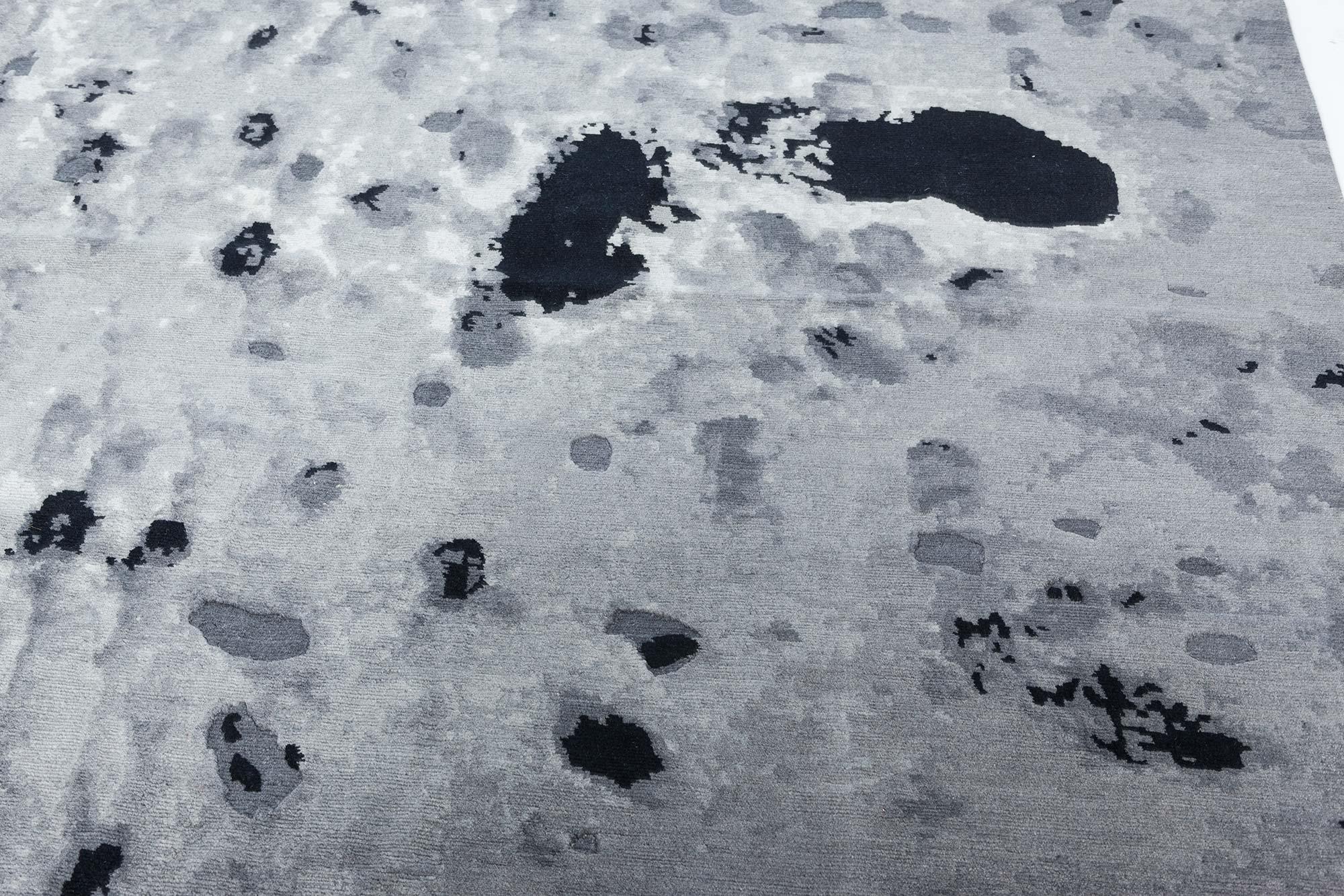 Alfombra contemporánea de leopardo ahumado en negro y gris by Doris Leslie Blau Anudado a mano en venta