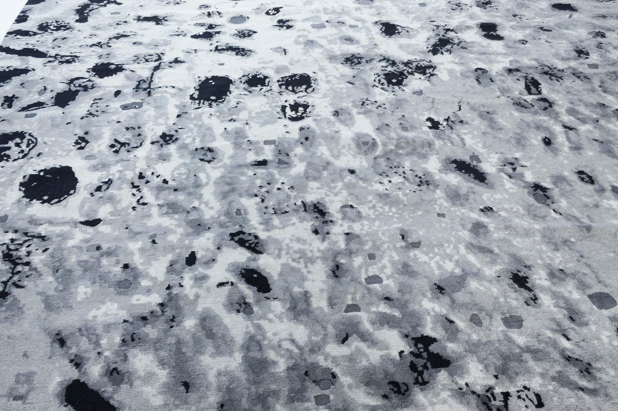 Zeitgenössischer rauchfarbener Leoparden-Teppich in Schwarz und Grau von Doris Leslie Blau (21. Jahrhundert und zeitgenössisch) im Angebot