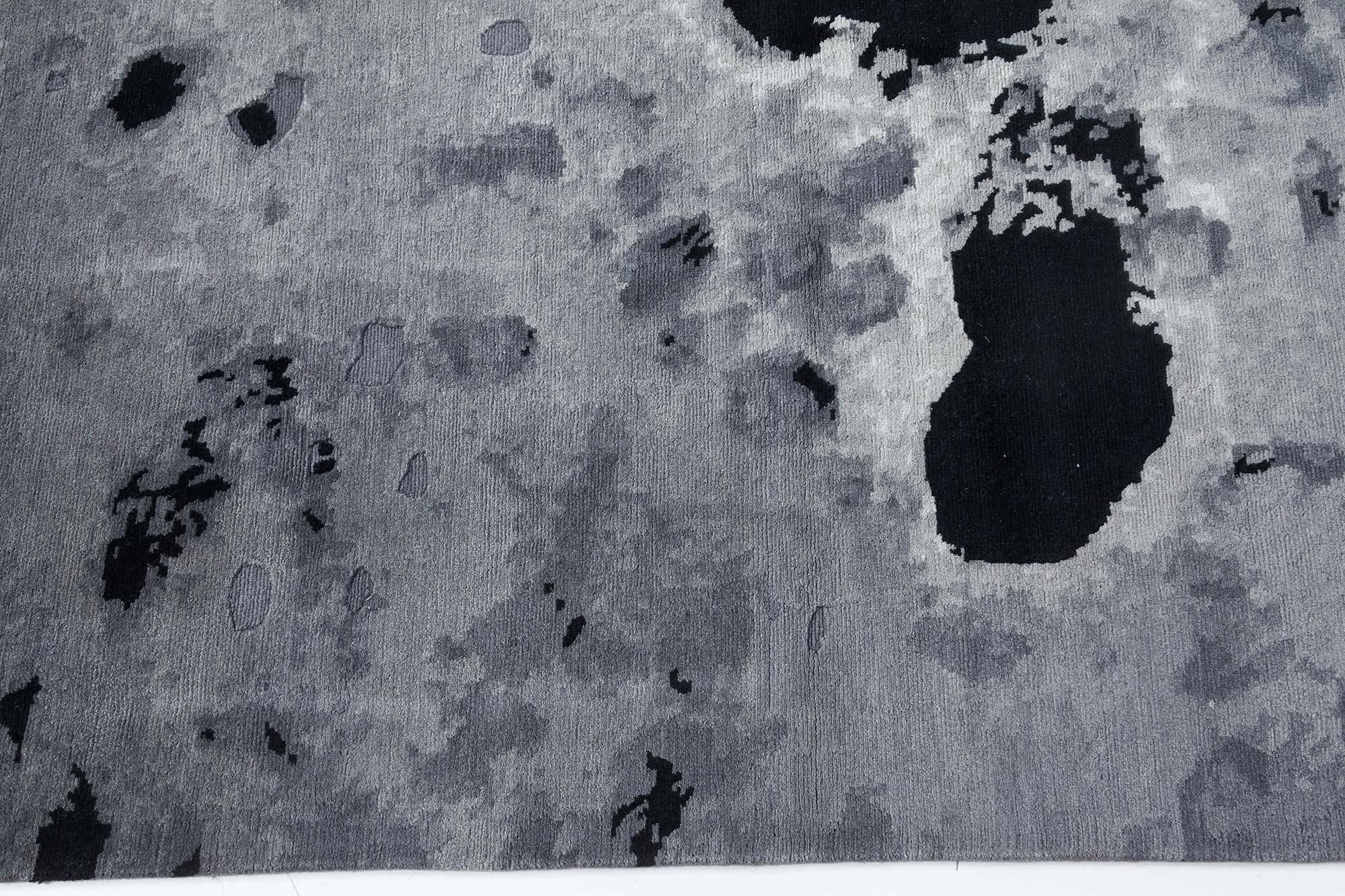 Alfombra contemporánea de leopardo ahumado en negro y gris by Doris Leslie Blau Lana en venta
