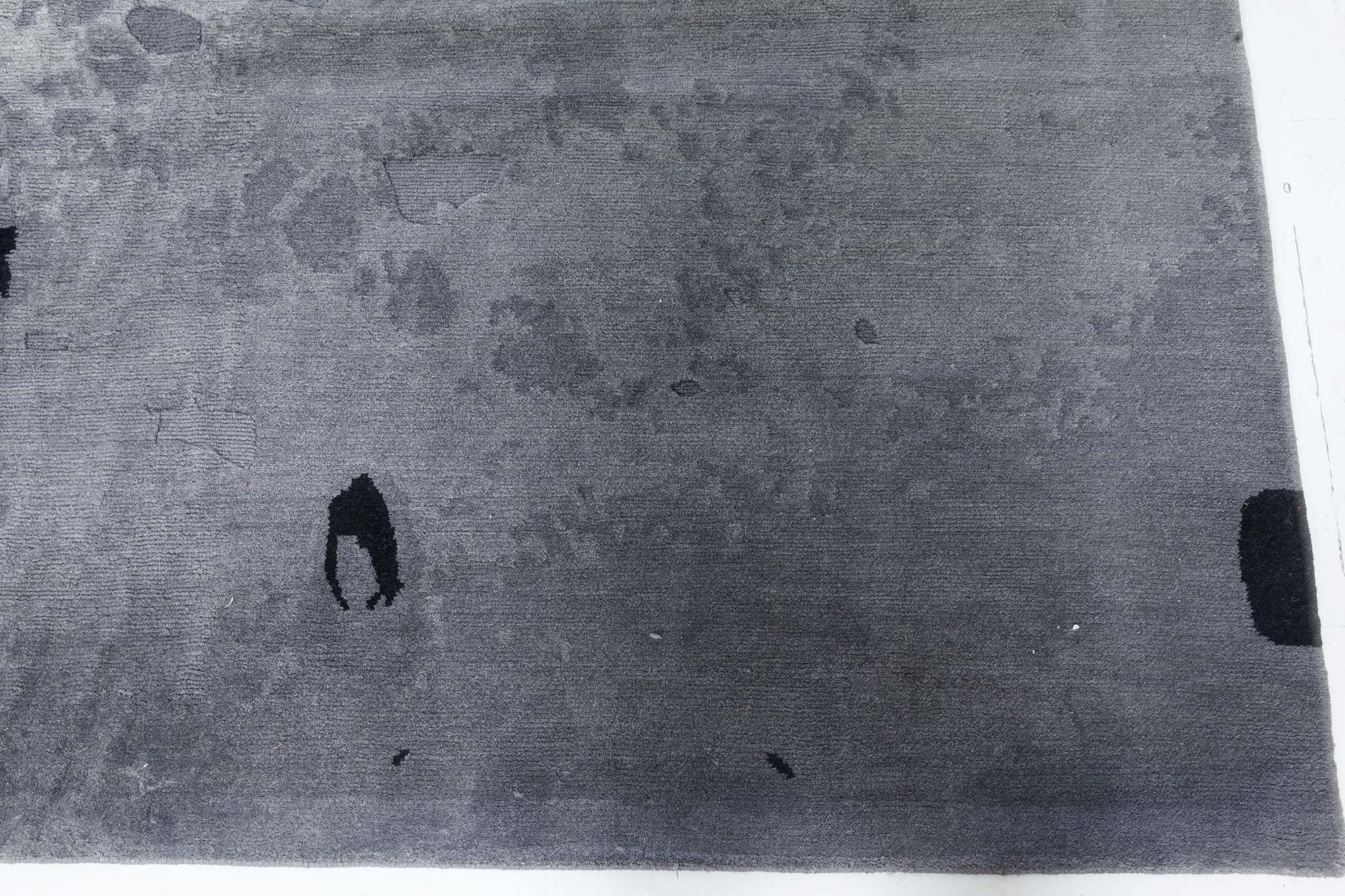 Alfombra contemporánea de leopardo ahumado en negro y gris by Doris Leslie Blau en venta 1