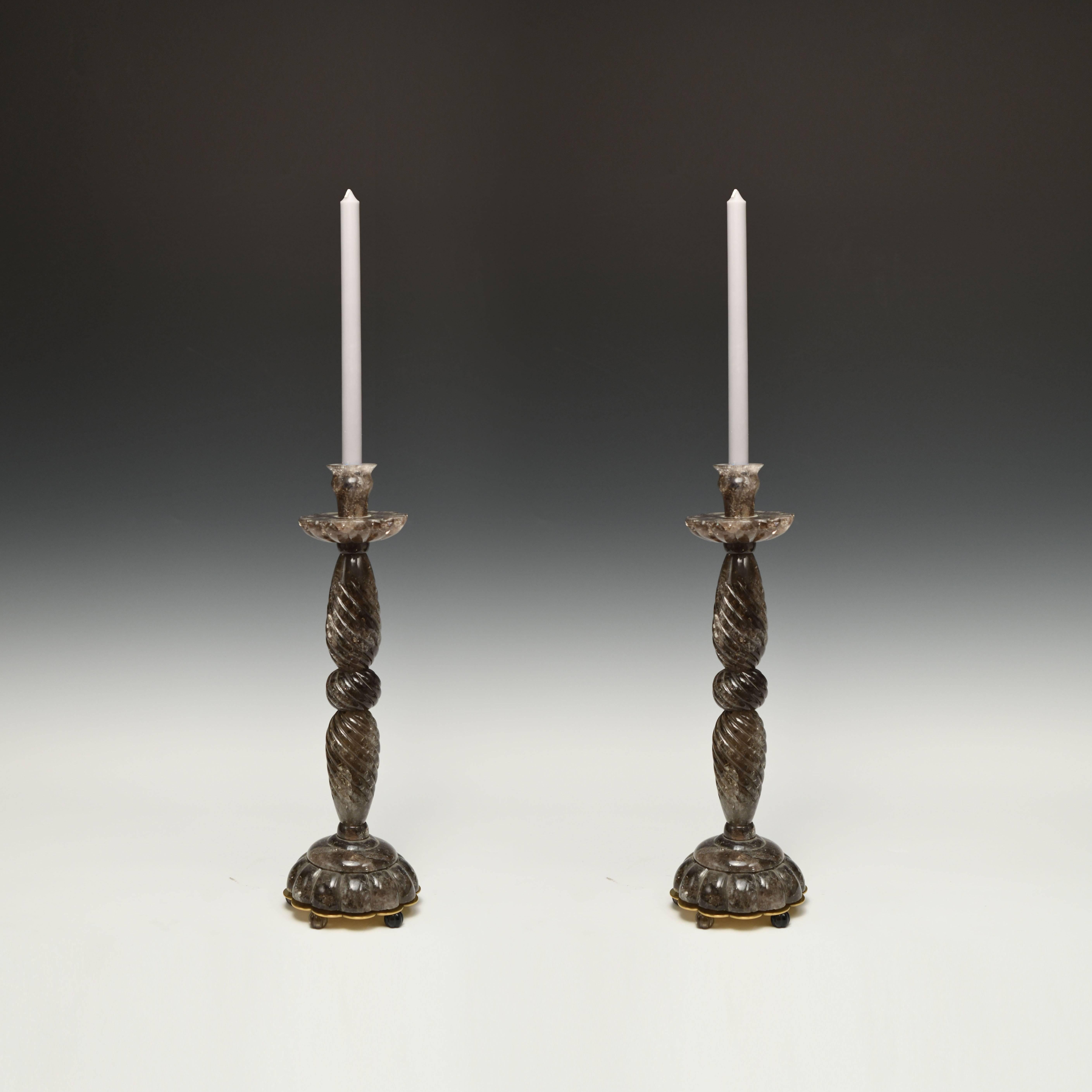 Ein Paar zeitgenössische Kerzenhalter in rauchigem Bergkristall.

  