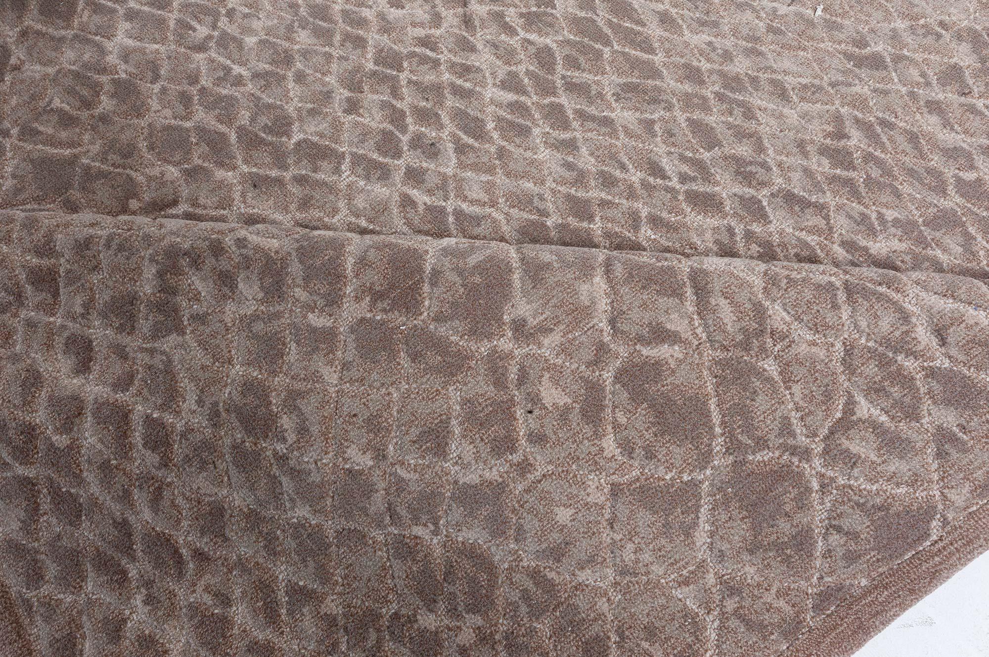 Tapis contemporain en peau de serpent fait main en laine par Doris Leslie Blau.
Taille : 365 × 670 cm (12,0