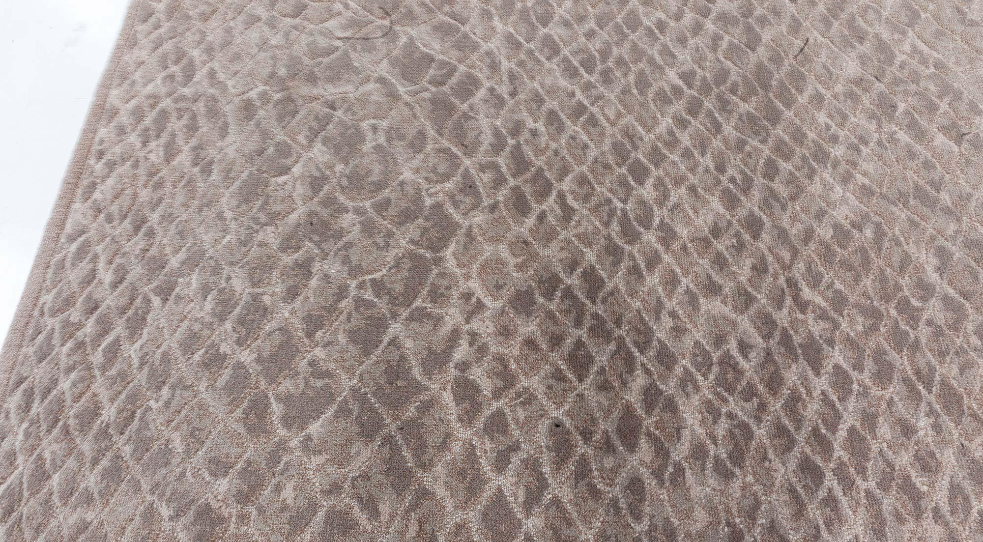Chinois Tapis contemporain en laine à motif de serpent fait à la main par Doris Leslie Blau en vente