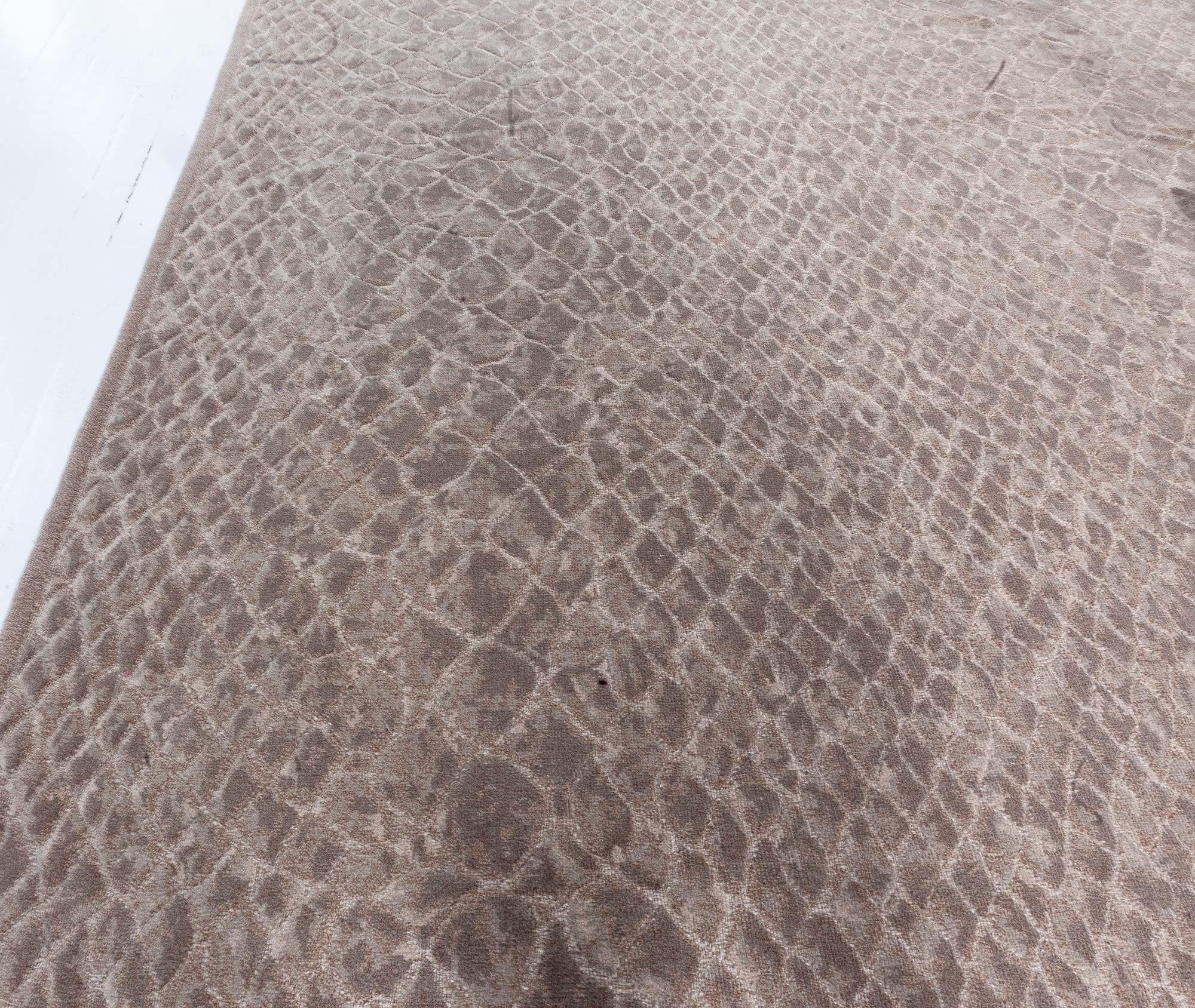 Noué à la main Tapis contemporain en laine à motif de serpent fait à la main par Doris Leslie Blau en vente