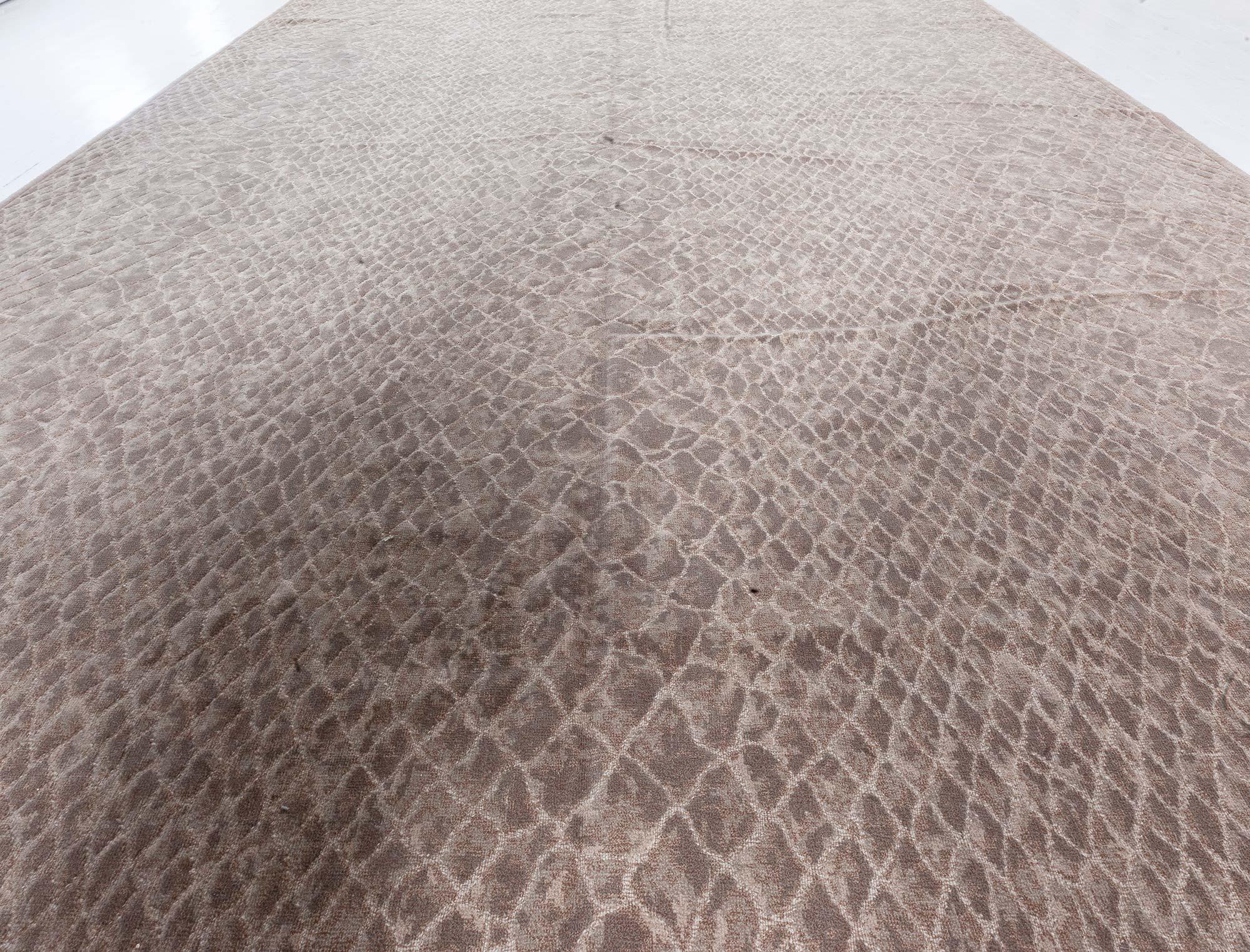 Tapis contemporain en laine à motif de serpent fait à la main par Doris Leslie Blau Neuf - En vente à New York, NY