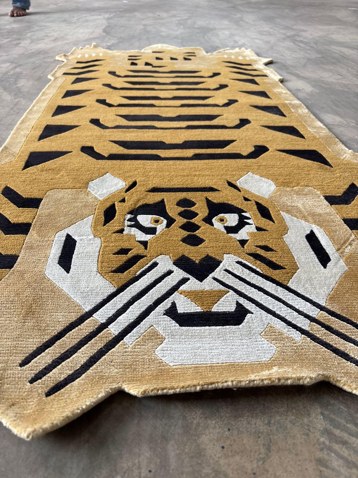 Tappeto contemporaneo Snow Leopard di TeHer Rugs - Lana e seta himalayana annodata a mano in vendita 4