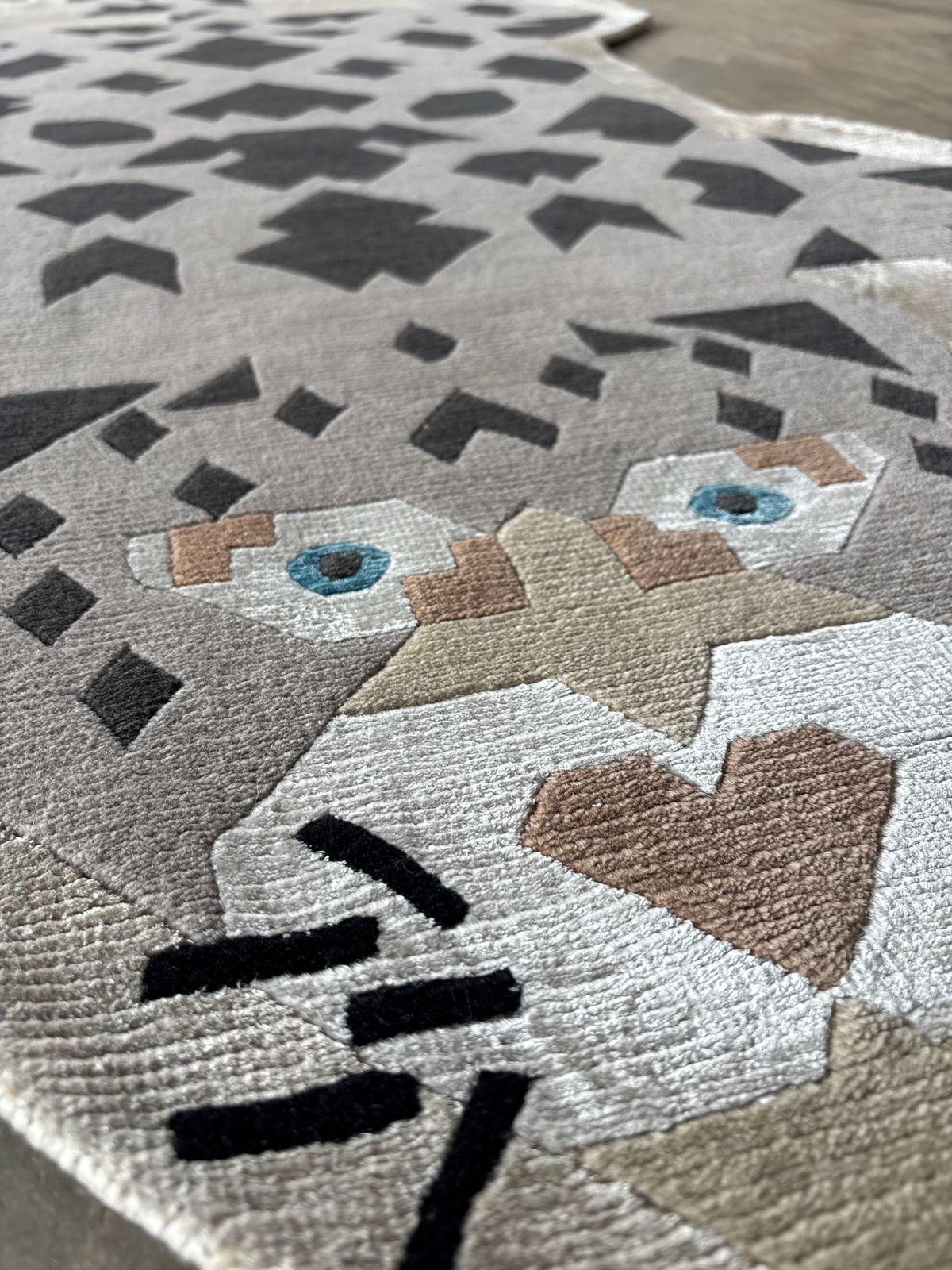 Moderno Tappeto contemporaneo Snow Leopard di TeHer Rugs - Lana e seta himalayana annodata a mano in vendita