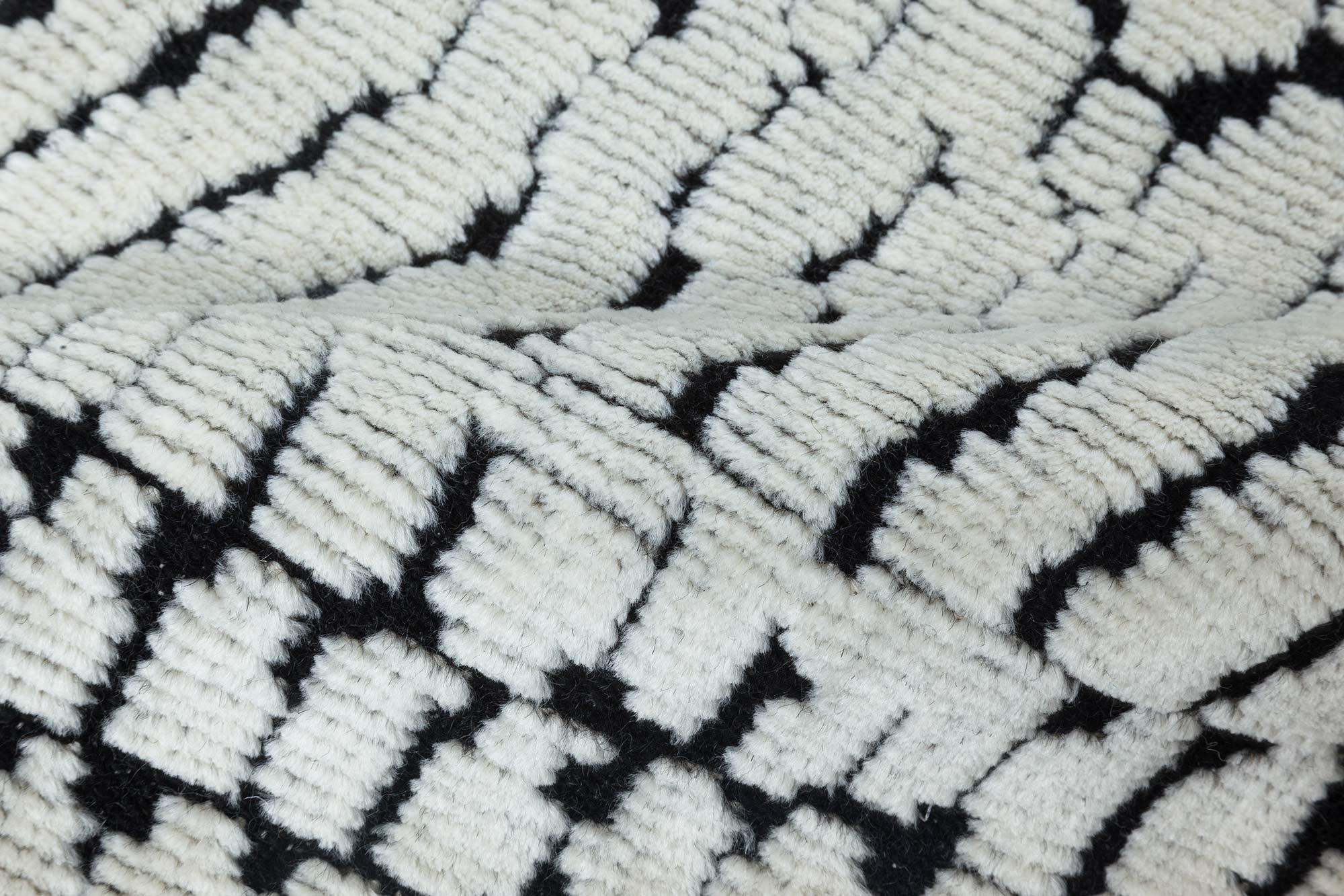 Tapis contemporain en laine noir et blanc 'Society' fait main par Doris Leslie Blau.
Taille : 13'4