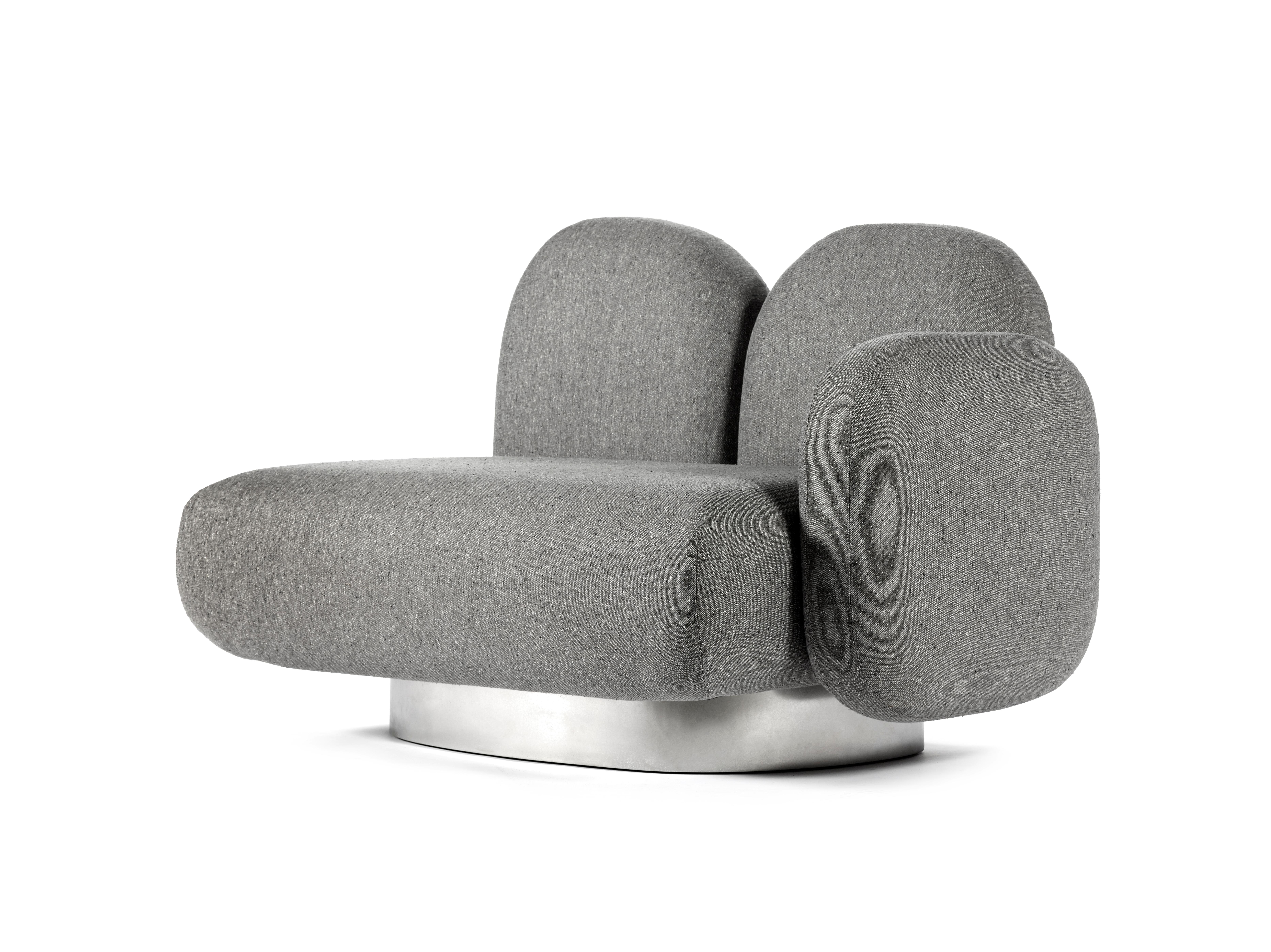 Modular Sofa Assemble 1-seat-sofa with 1 armrest right
Designed by Destroyers/Builders x Valerie Objects
Upholstery: Sevo Grey

Code: V9020325

Dimensions: L 87 W 123 H 85CM (SH 40 cm)
Materials: Wood, aluminium and upholstery

The ASSEMBLE sofa