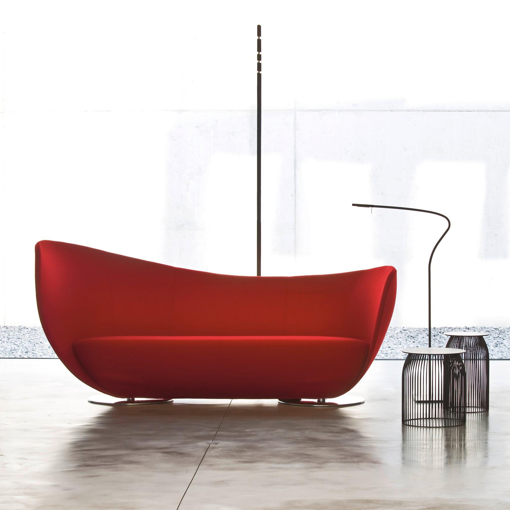 Moderne Canapé Contemporary caractérisé par des courbes fluides et une base en métal en vente