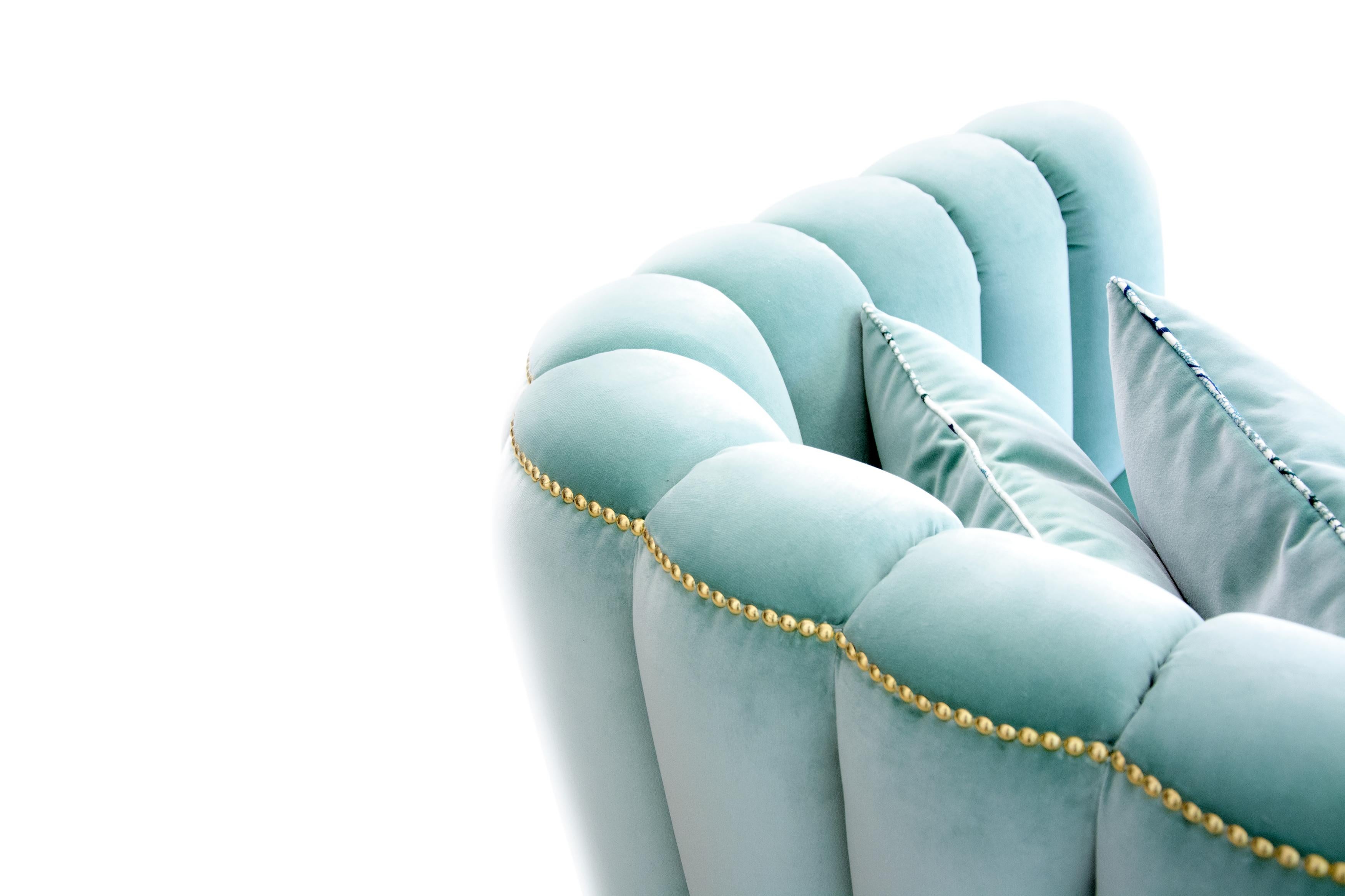 Contemporary Sofa aus cremefarbenem grünem Samt und goldenen Nieten (Handgefertigt) im Angebot