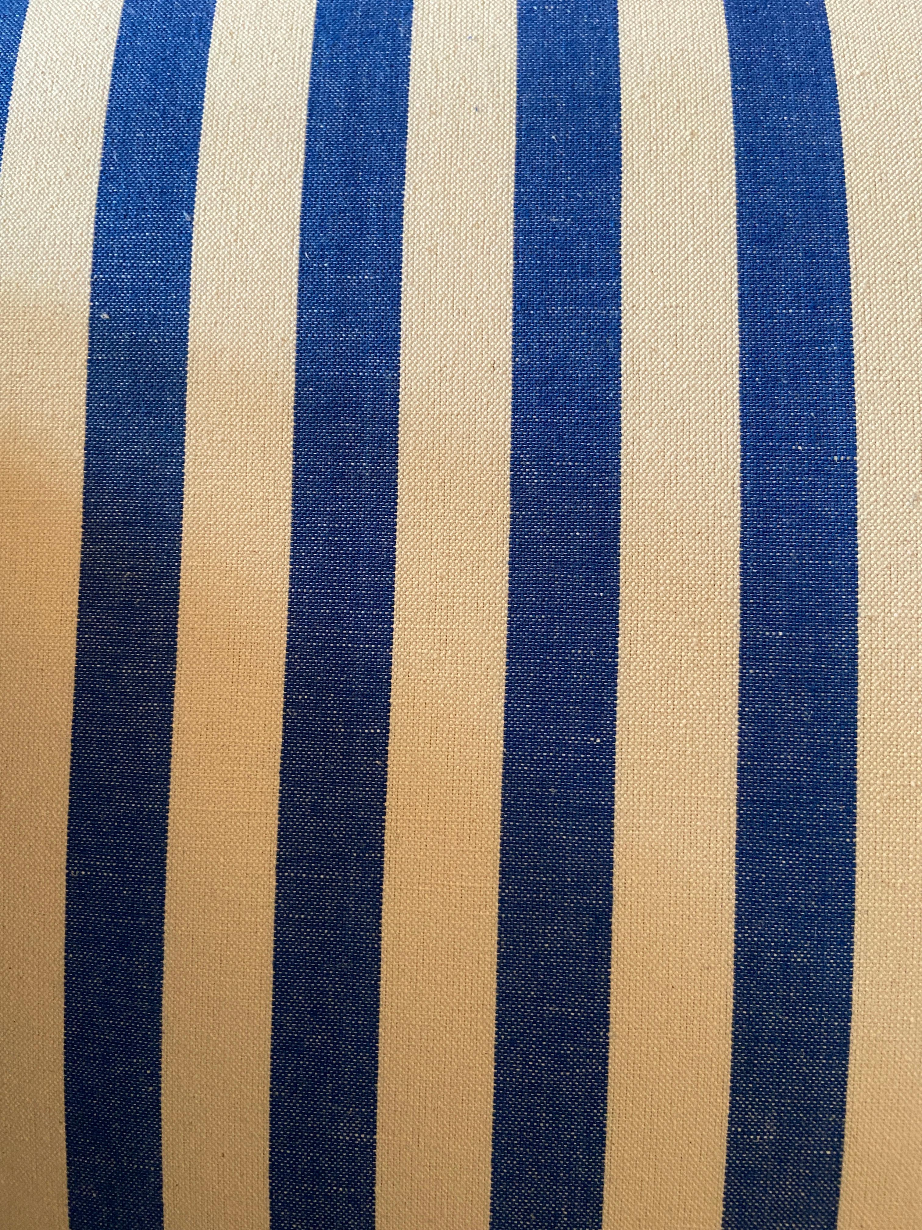 Canapé contemporain en tissu rayé bleu personnalisé, Belgique, années 2020. en vente 1