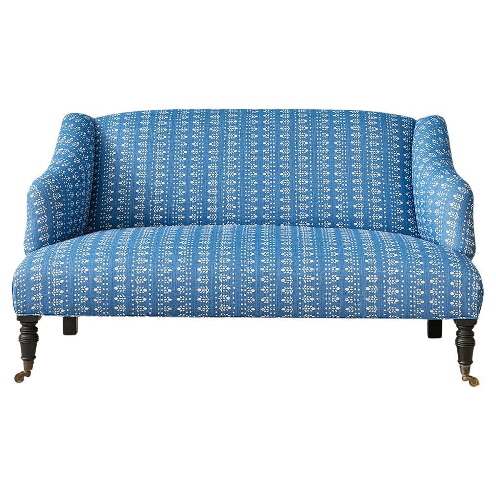 Canapé contemporain en tapisserie bleue personnalisée par The Apartment, Belgique, années 2020.