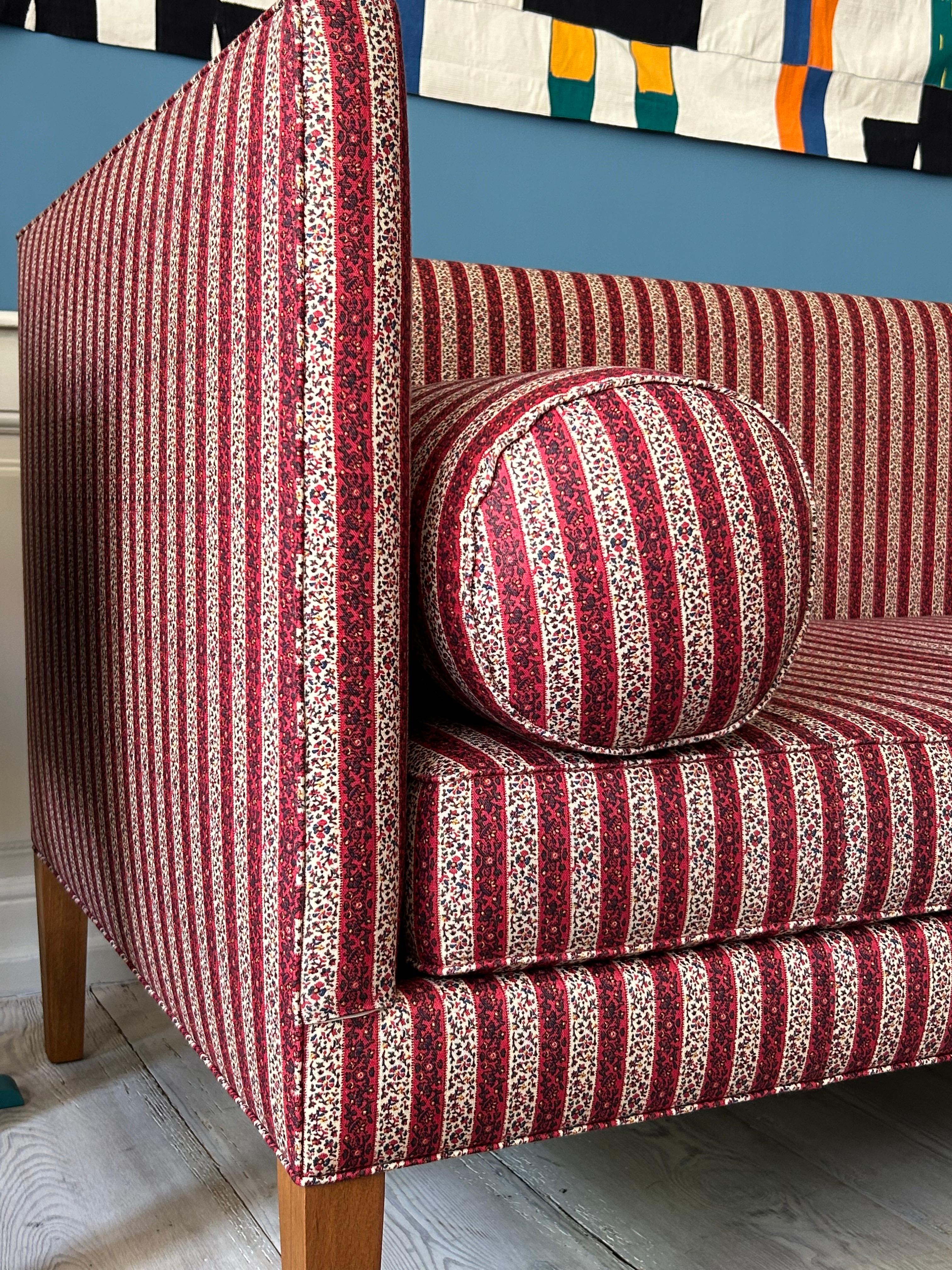Contemporary Sofa mit gestreifter roter Polsterung nach Maß von The Apartment, Belgien (Textil) im Angebot