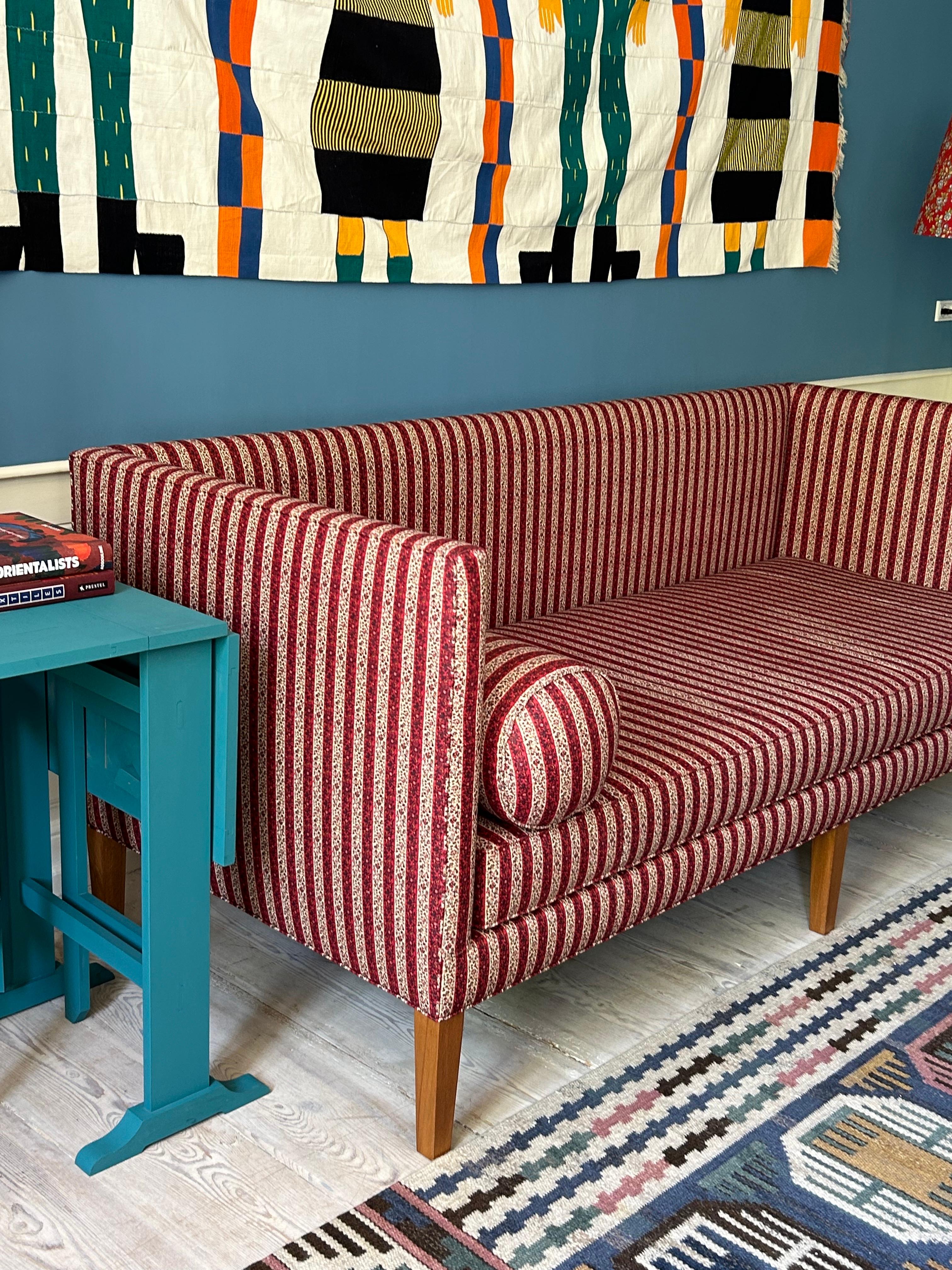 Contemporary Sofa mit gestreifter roter Polsterung nach Maß von The Apartment, Belgien im Angebot 1