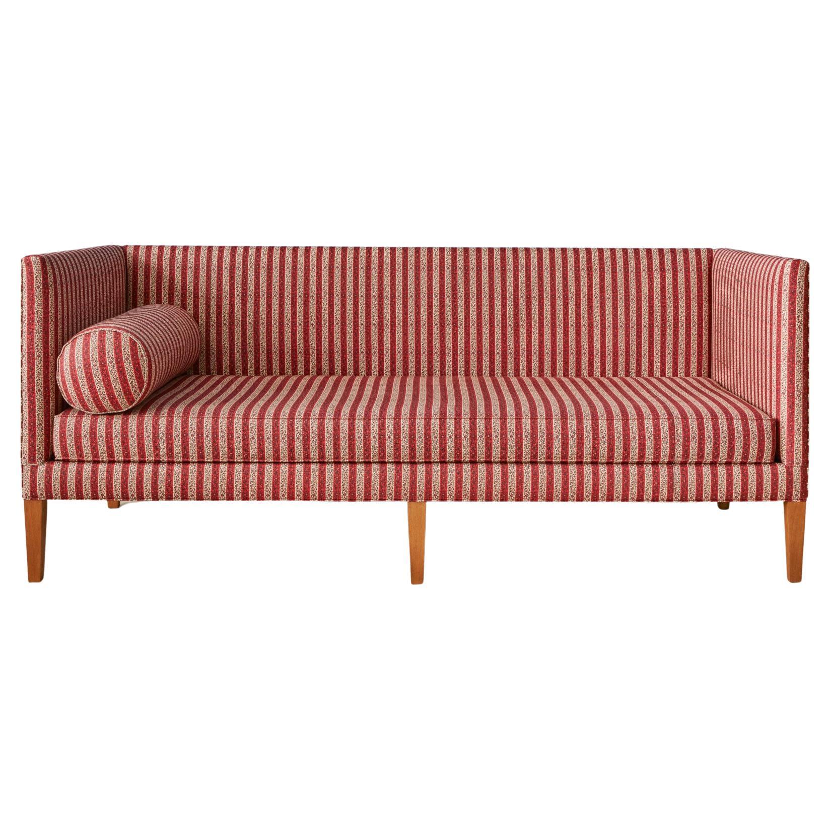 Canapé contemporain en tissu rouge rayé personnalisé par The Apartment, Belgique