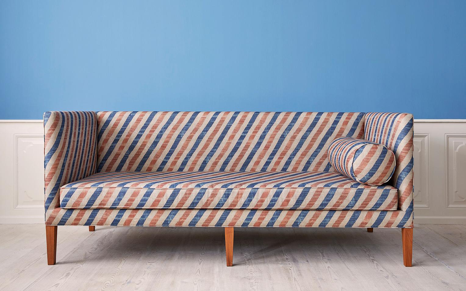 Belgium, Contemporary

Sofa in customized upholstery by The Apartment.

H 90 x W 210 x D 90 cm