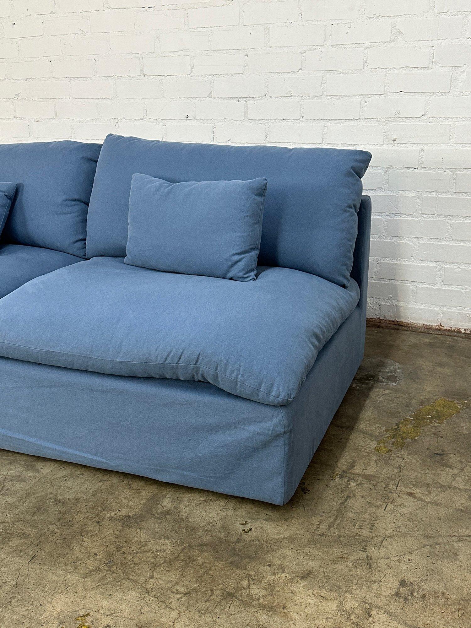 Contemporary Sofa in Hellblau - Separat erhältlich (Moderne) im Angebot
