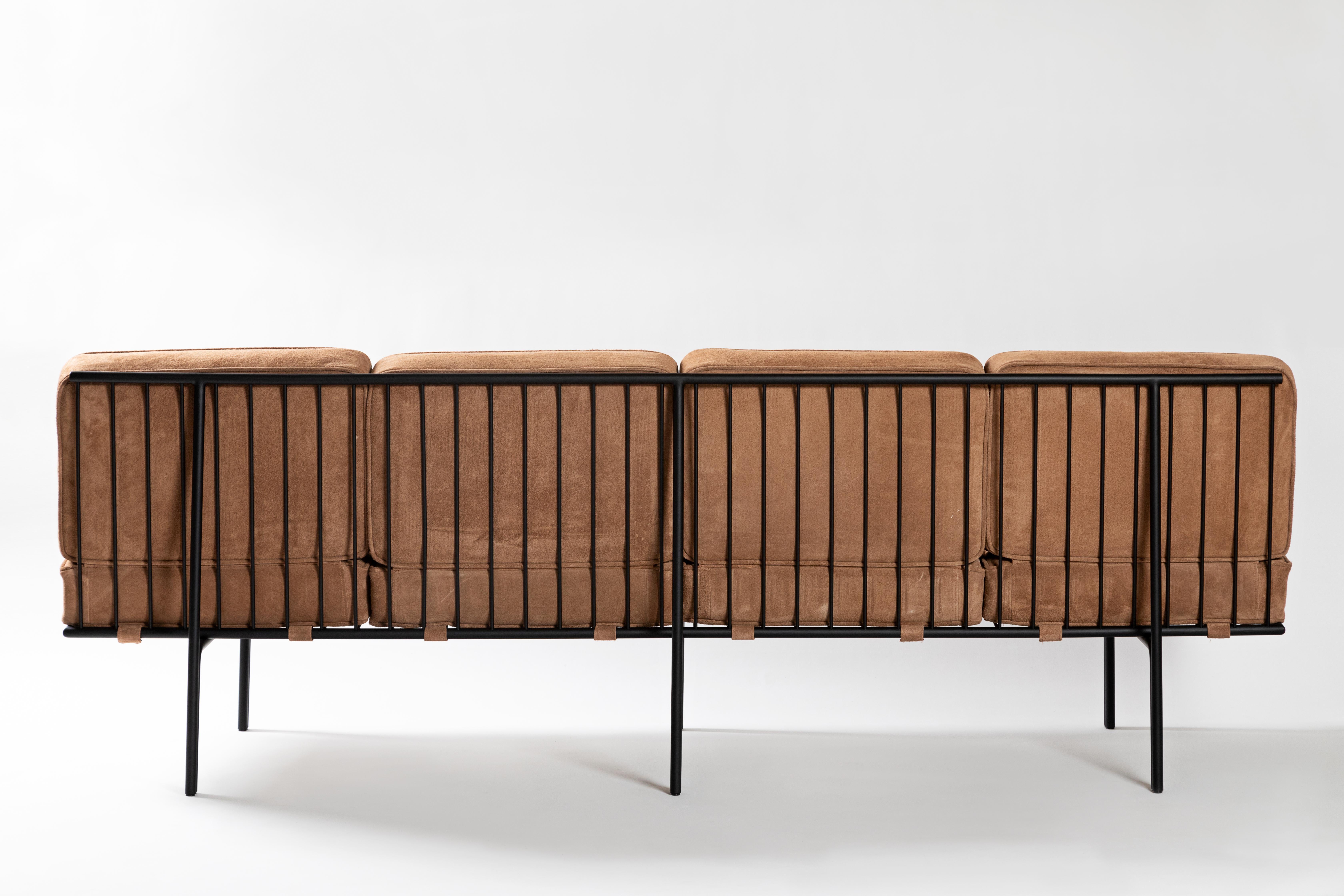 Dieses brasilianische Sofa im modernen Stil ist einfach, leicht und bequem. Mit architektonischen Überlegungen werden filigrane Profile aus massivem Kohlenstoffstahl von Hand in den Hauptrahmen geschweißt, um den Sitz und die Rückenlehne zu tragen.
