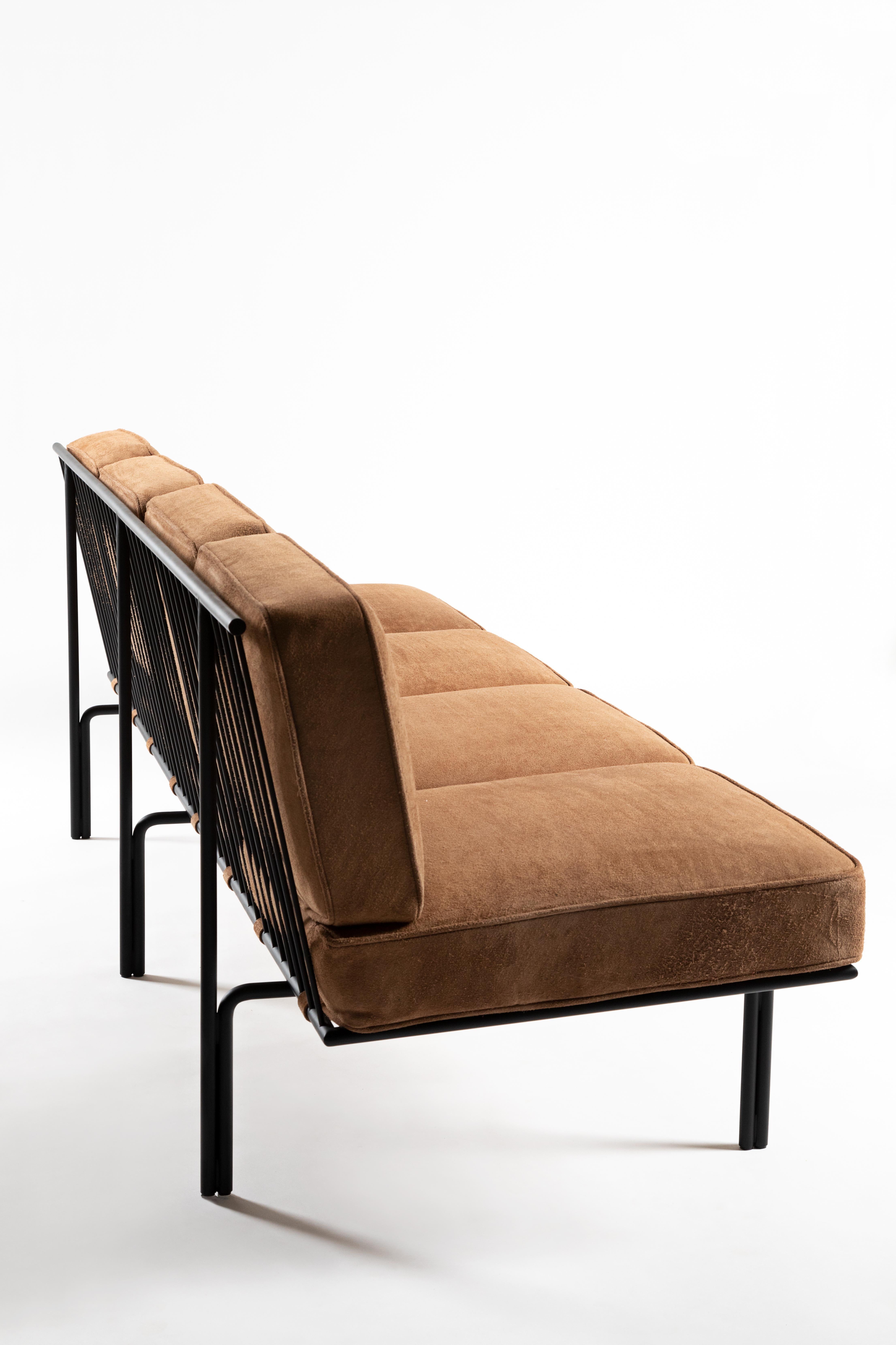 Minimalistisches Sofa  Deia von Samuel Lamas (Gemalt) im Angebot