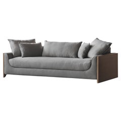 Divano contemporaneo 'Marina' di Obstacles, tessuto grigio K04 e Wood Oak