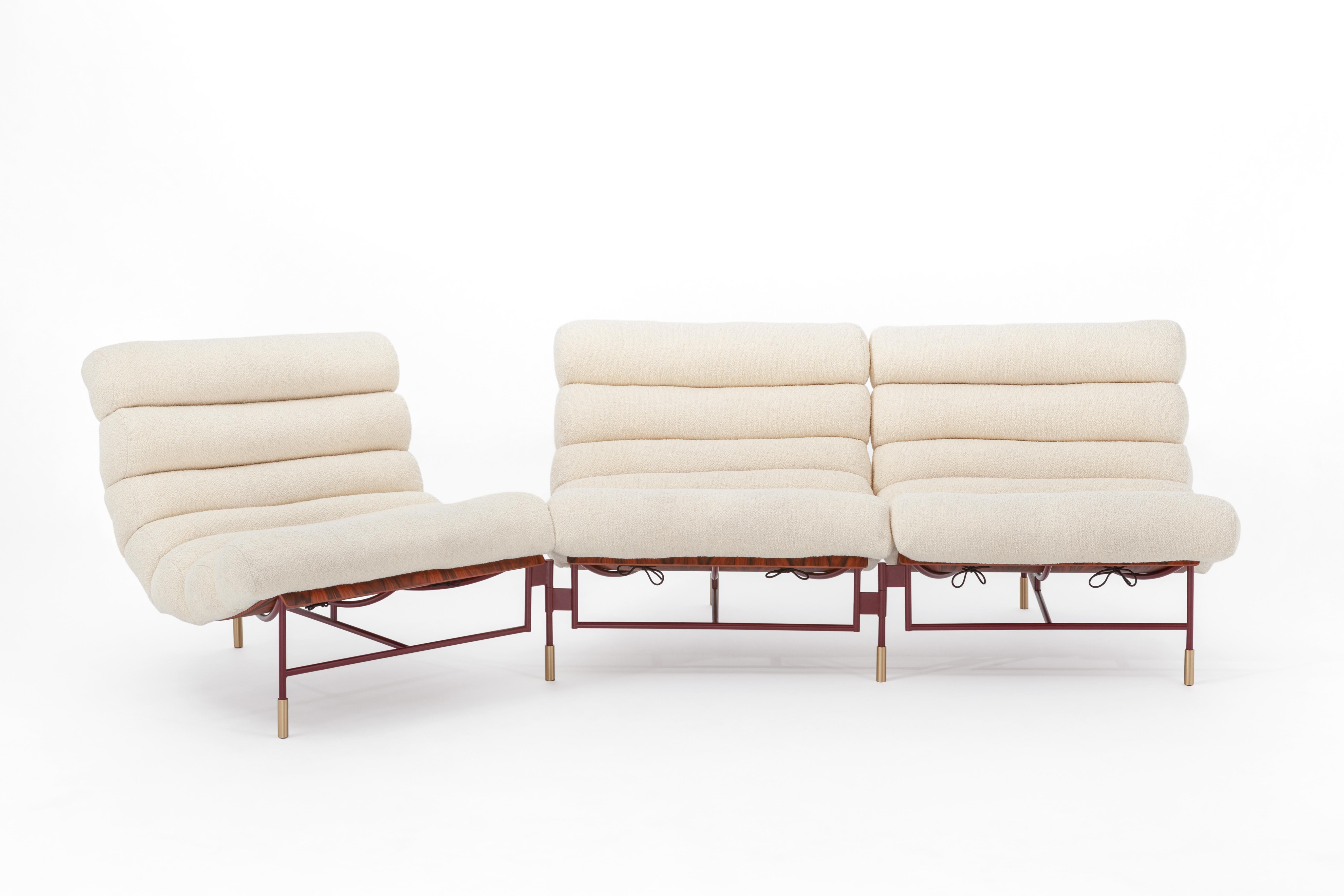 Par définition, cette variante du fauteuil 'Nuvola' est un canapé 3 places, mais elle est bien plus que cela. Comme le fauteuil, c'est une sculpture de fer, de bois et d'un large et doux padding qui donne le nom à cette pièce de design. Ce canapé