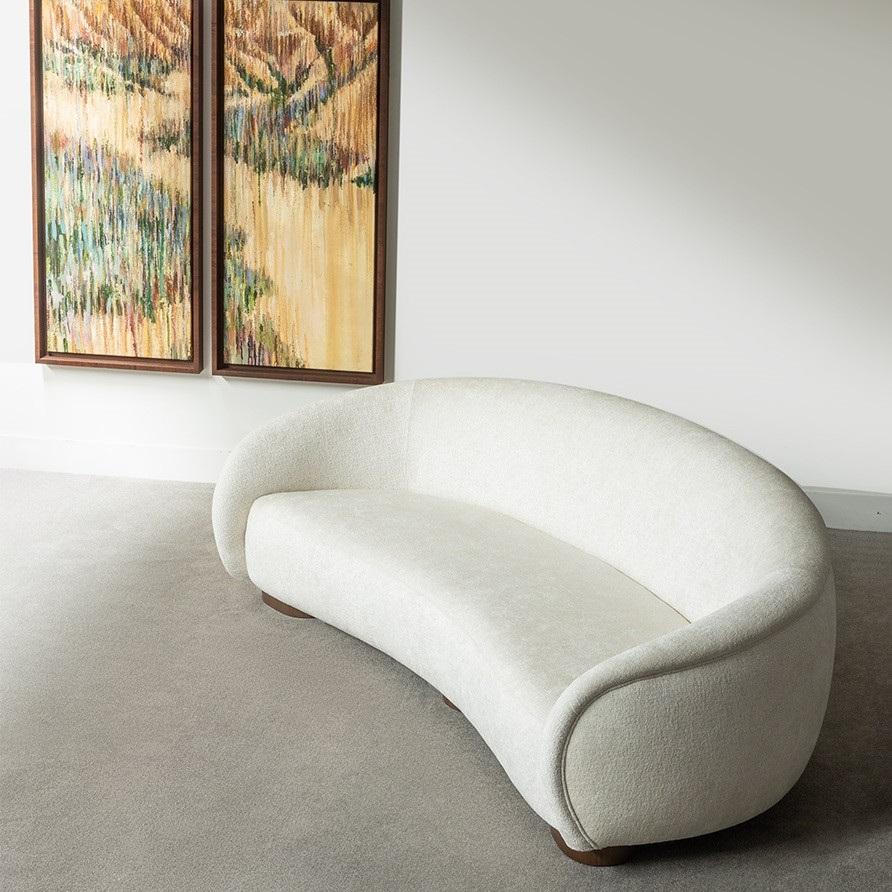 Contemporary Sofa mit Bouclé-Stoffen und Holzgestell (Hollywood Regency) im Angebot