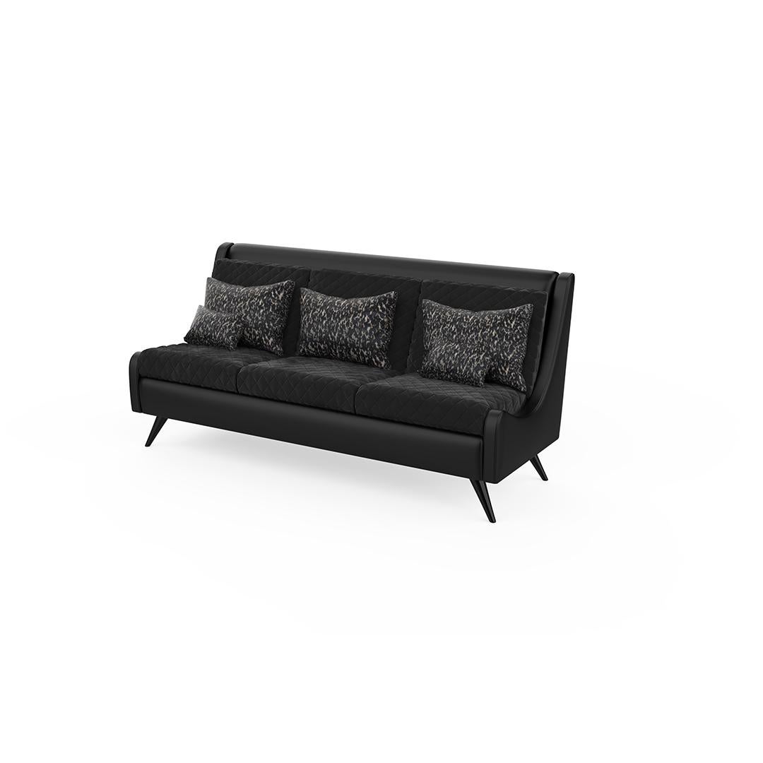 Handgefertigtes Sofa aus schwarzem Satin und schwarzem Baumwollsamt. 
Schwarz lackierte Beine mit Hochglanzlackierung. 
Setzen Sie sich mit uns in Verbindung, um sich über die COM/COL-Produktion, die Anforderungen und die Anweisungen für den