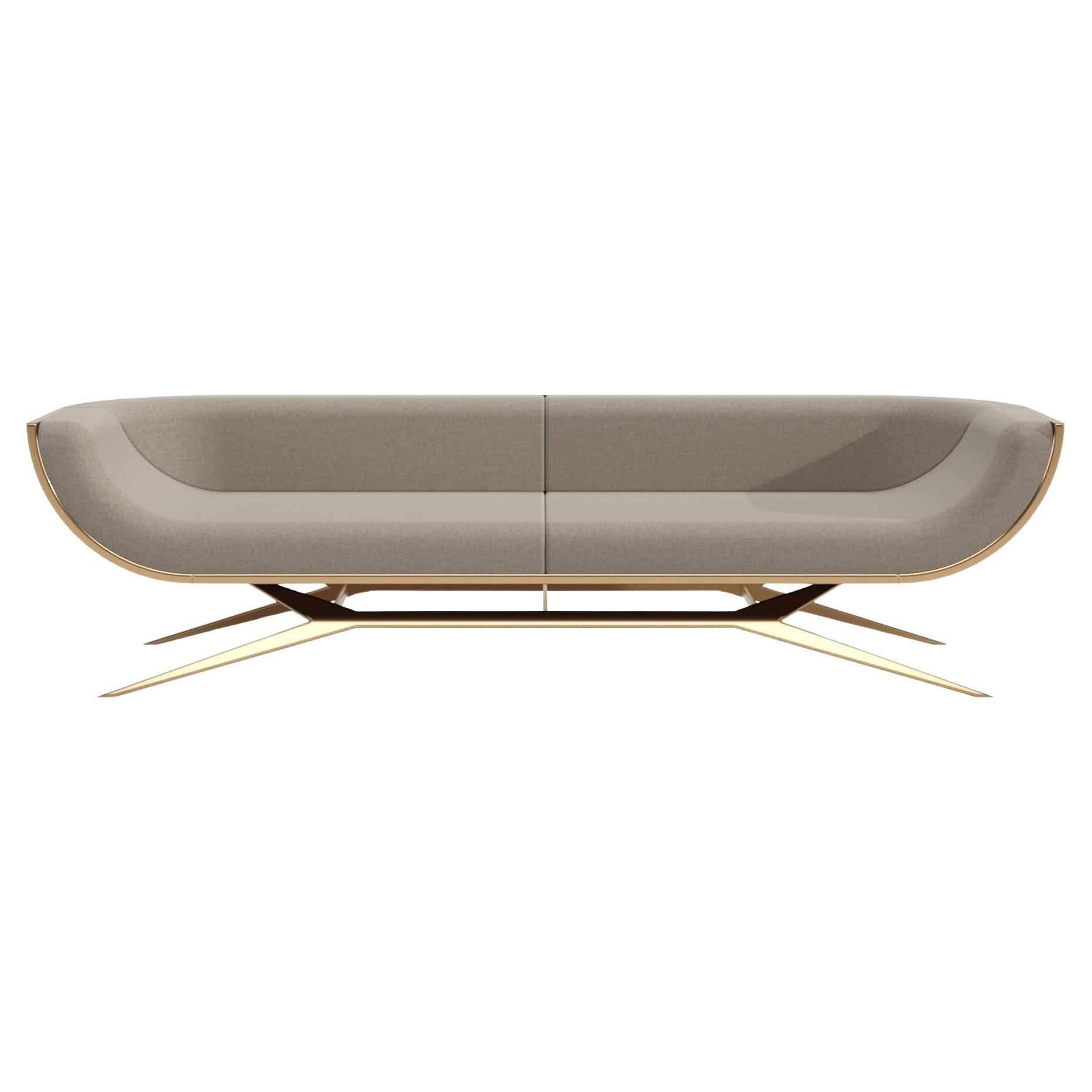 Modernes dreisitziges Sofa, Holz, geschwungene Rückenlehne, Eisenholz, poliertes Messing, Goldausführung im Angebot