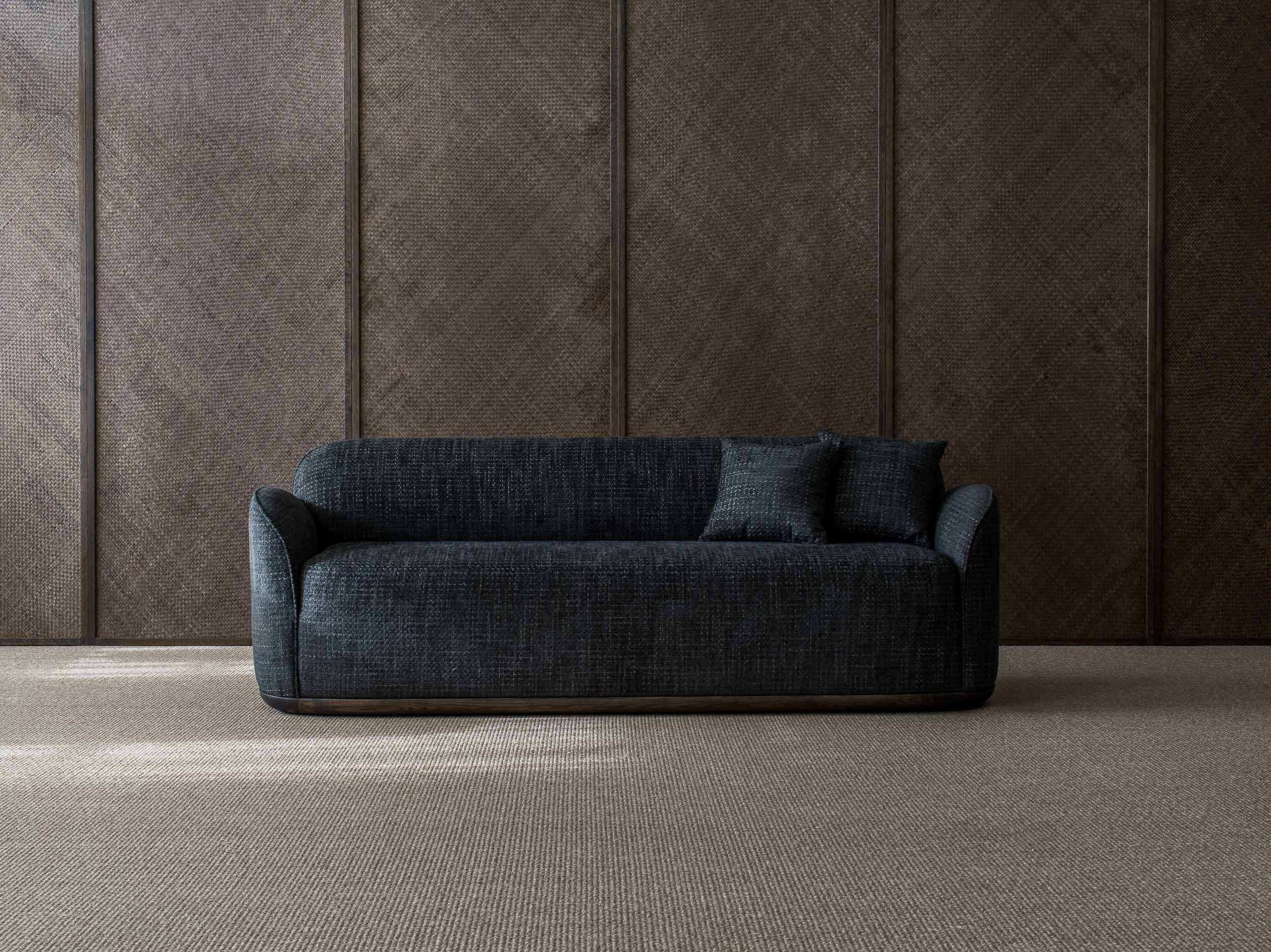 Unio 3 - sitzendes sofa von Poiat 
Entwerfer: Timo Mikkonen & Antti Rouhunkoski 

Collection UNIO 2021

Abmessungen: H. 72 x B. 200 T. 72 SH. 40
Abgebildetes Modell: Kat. 1: Chivasso Yang 95
 
Mit der Unio Collection, die einen Sessel und