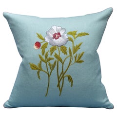 Contemporary Soft Blue Kissen aus Merinowolle und Leinen mit gestickter Blume