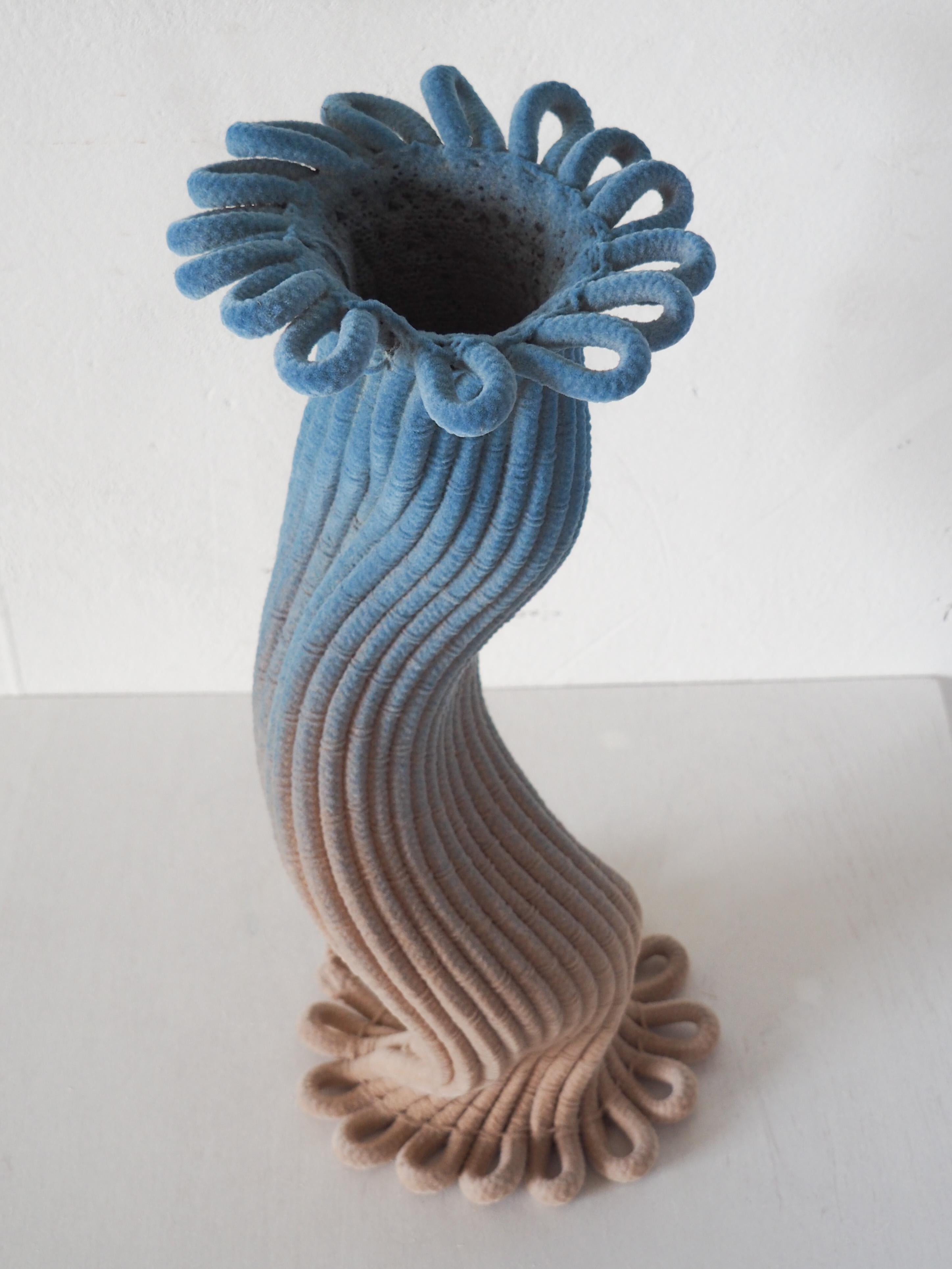 Zeitgenössische, weiche, mehrfarbige Fallschirmrope-Vase Medium von Sarah Roseman (Niederländisch) im Angebot