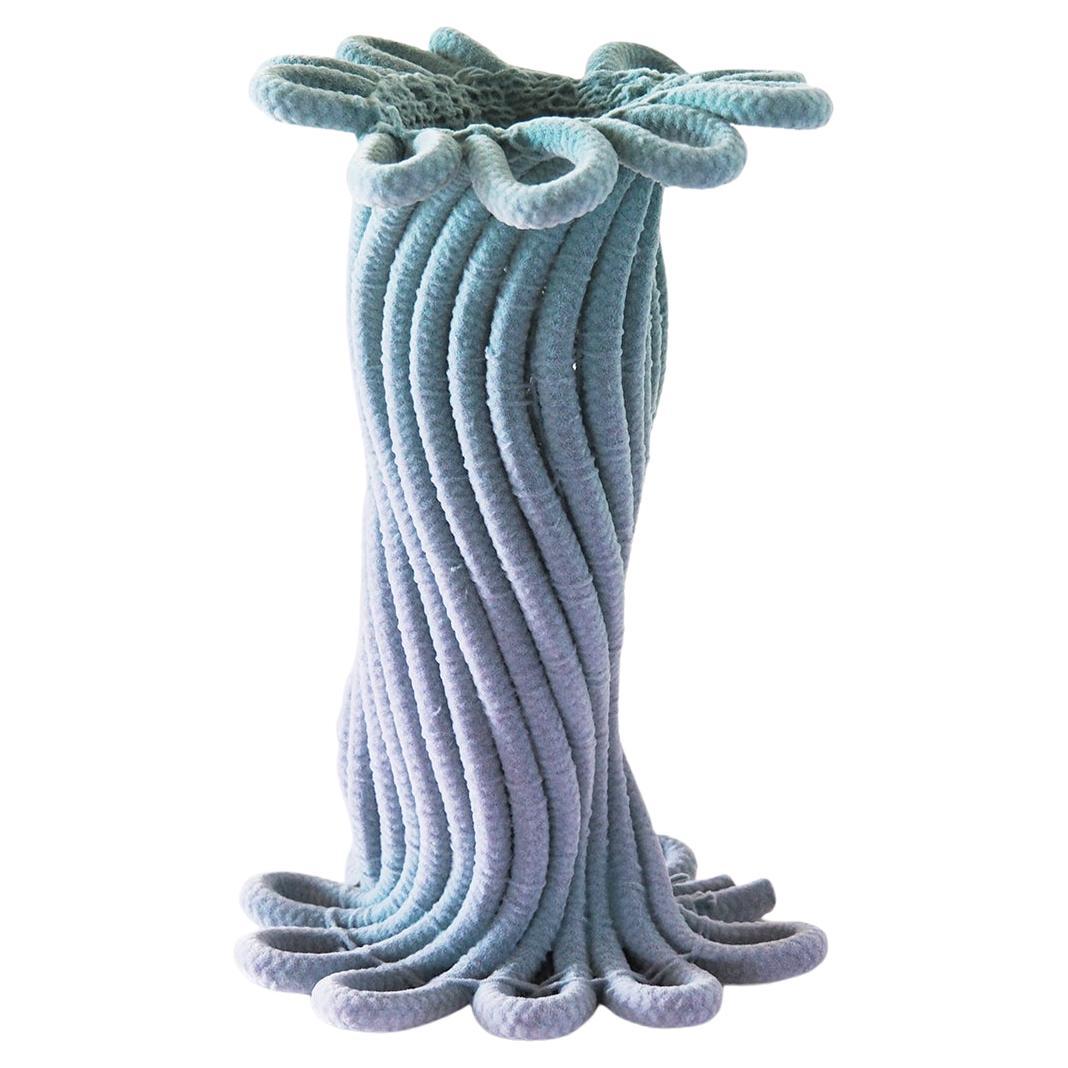 Petit vase contemporain multicolore en corde de parachute souple de Sarah Roseman