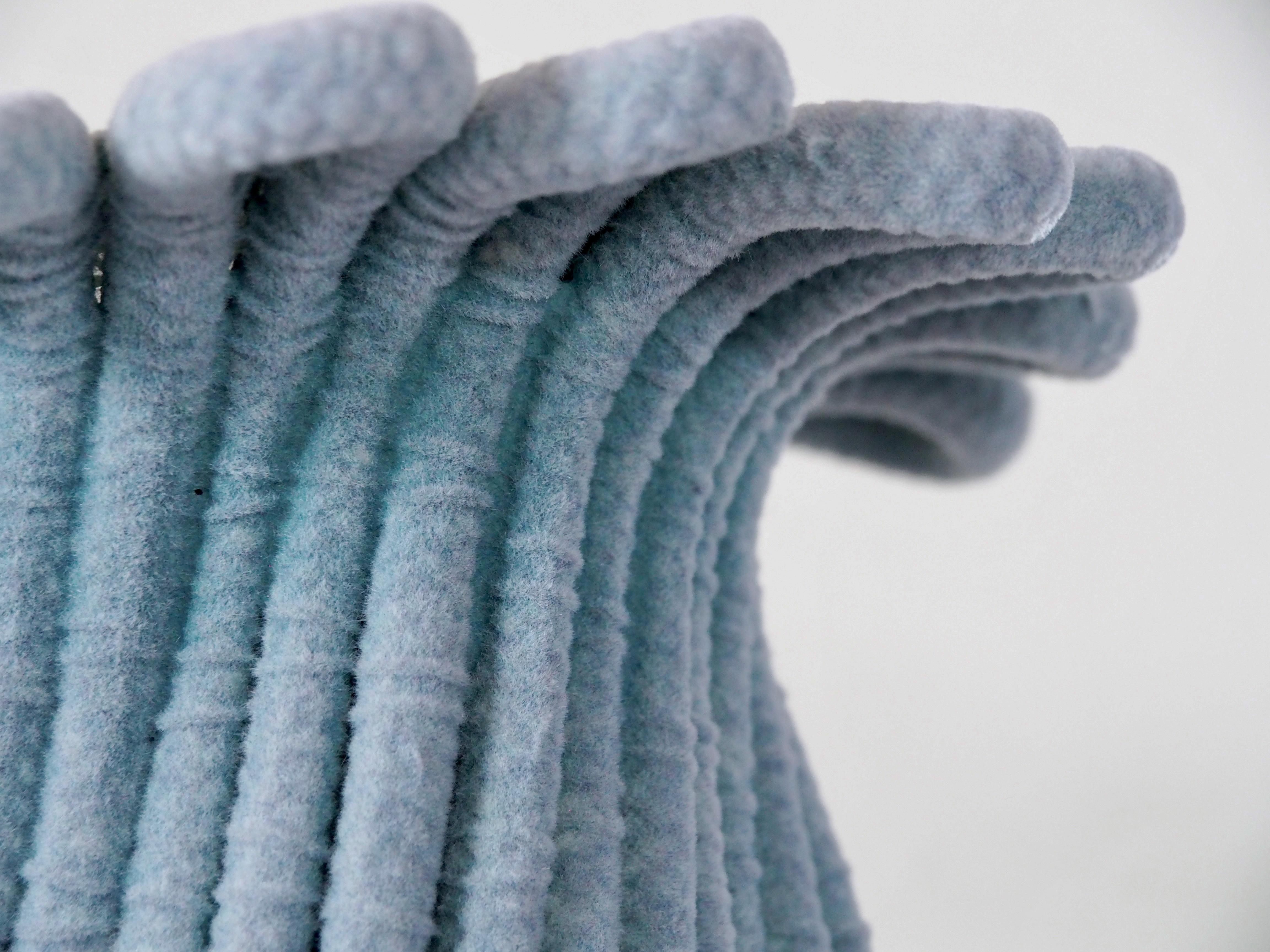 Die Reef-Serie kombiniert eine innovative Erforschung der textilen Materialität mit einer erfrischenden Farbgebung und einer unscharfen Haptik. Das einzigartige Strick- und Gießverfahren erweckt die Stücke zum Leben, die an Korallenriffe und