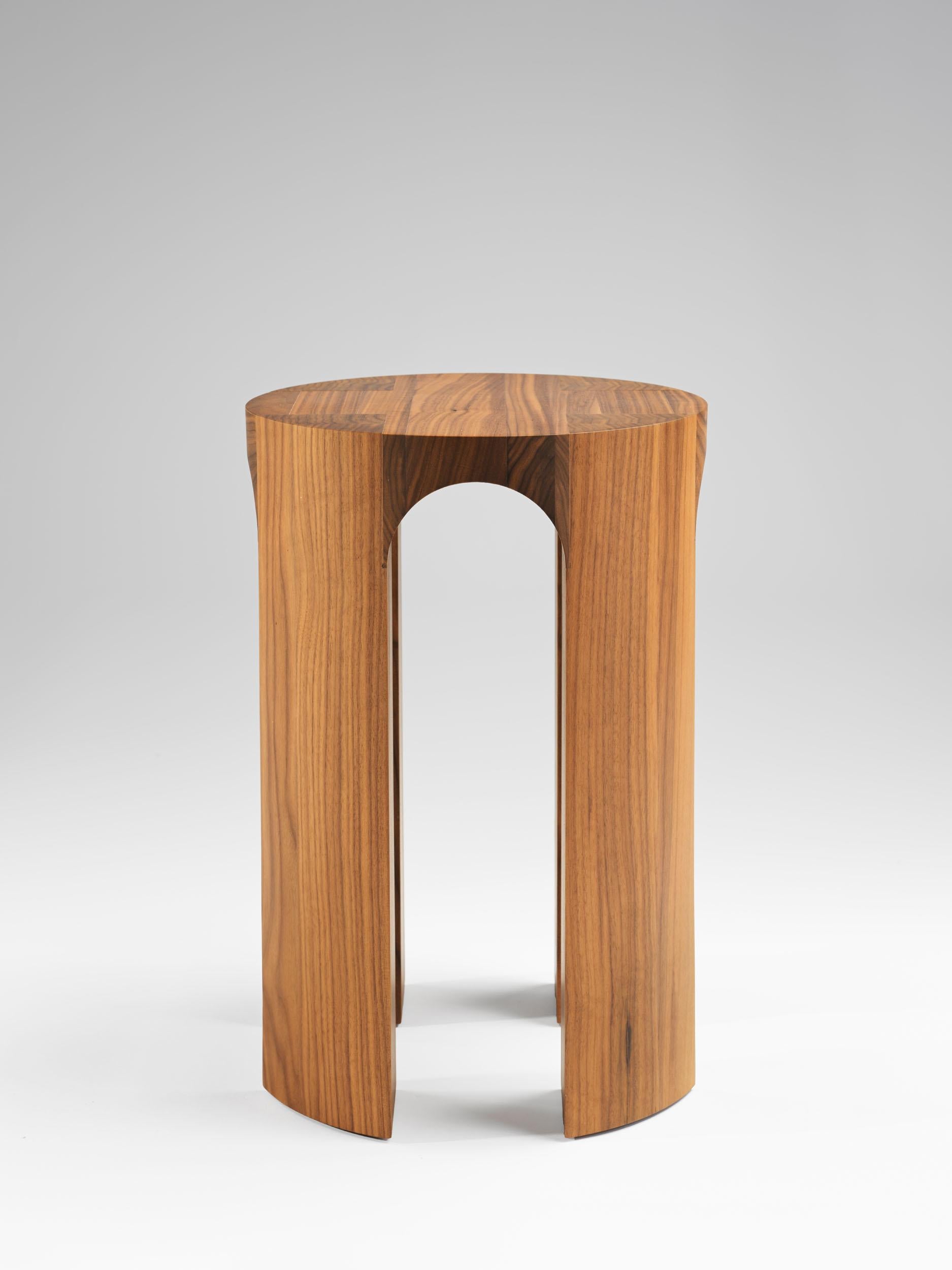 Tim Vranken ist ein belgischer Möbeldesigner, der sich auf solide, handgefertigte Möbel spezialisiert hat. Bei seinen Entwürfen stehen die Verwendung reiner Materialien und ehrliche natürliche Prozesse im Vordergrund. Das Ergebnis ist ein