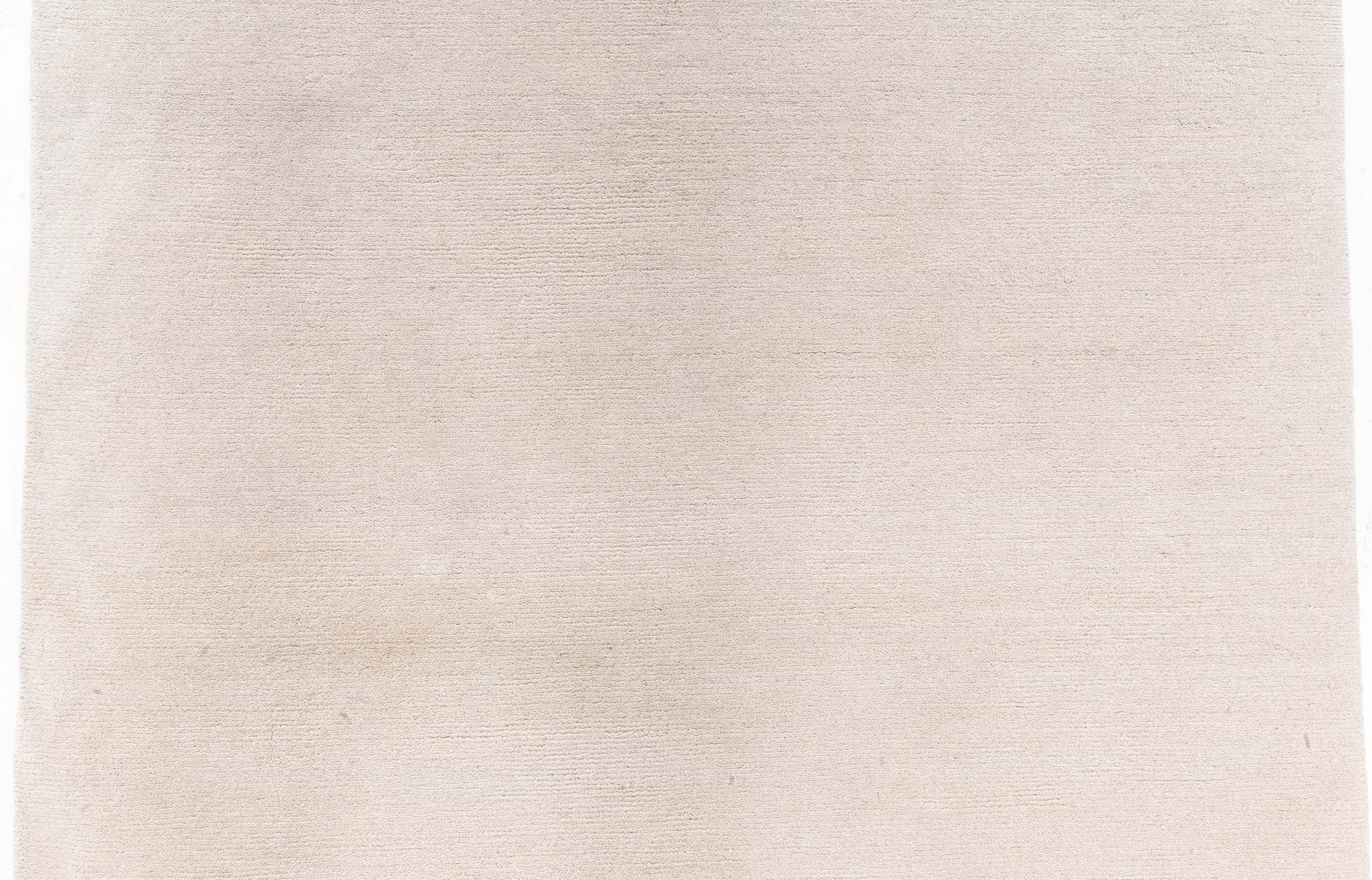 Annodato a mano Contemporary Solid Beige Rug by Doris Leslie Blau in vendita