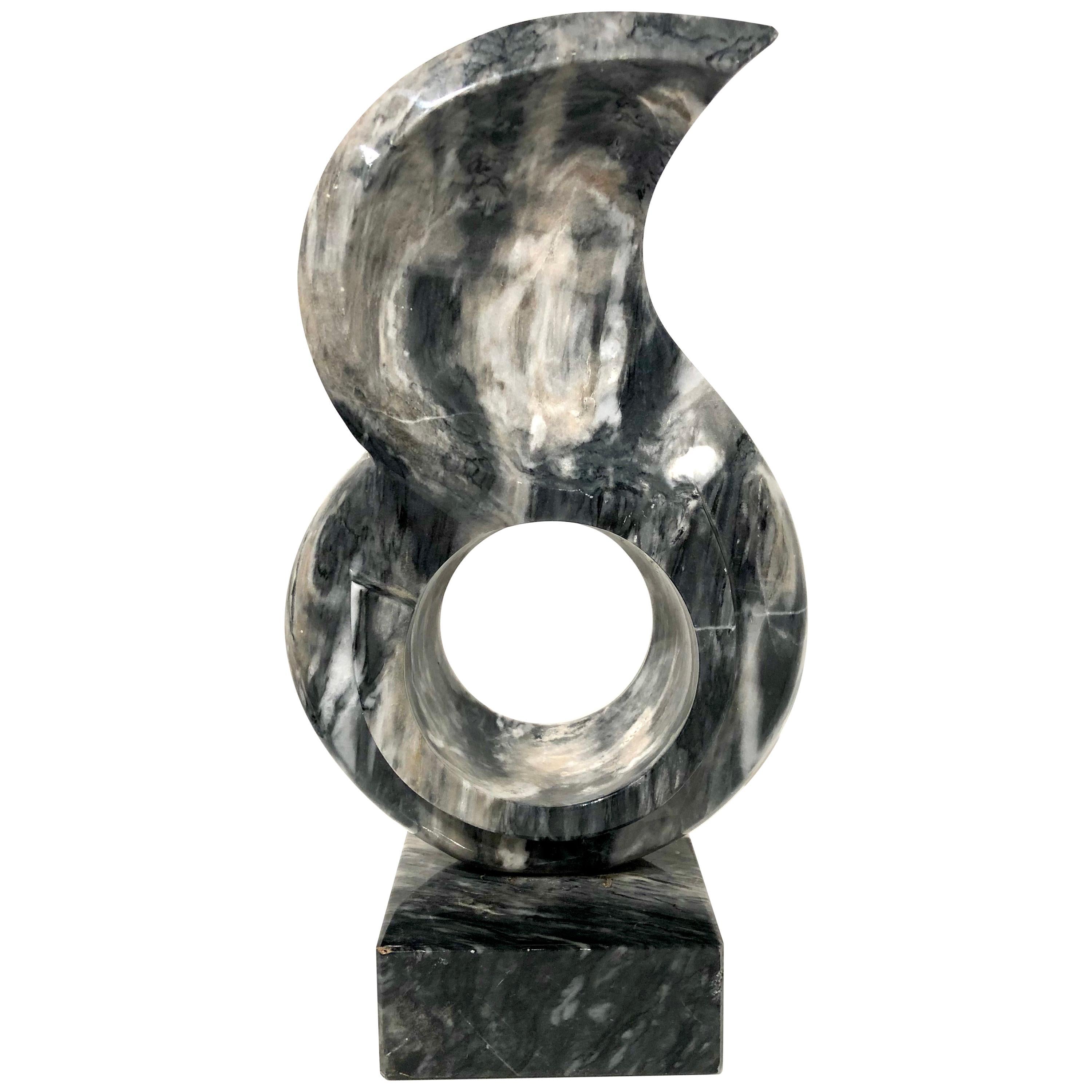 Scultura astratta contemporanea solida in bianco e nero