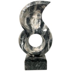Escultura abstracta contemporánea en blanco y negro