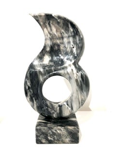 Scultura astratta contemporanea solida in bianco e nero