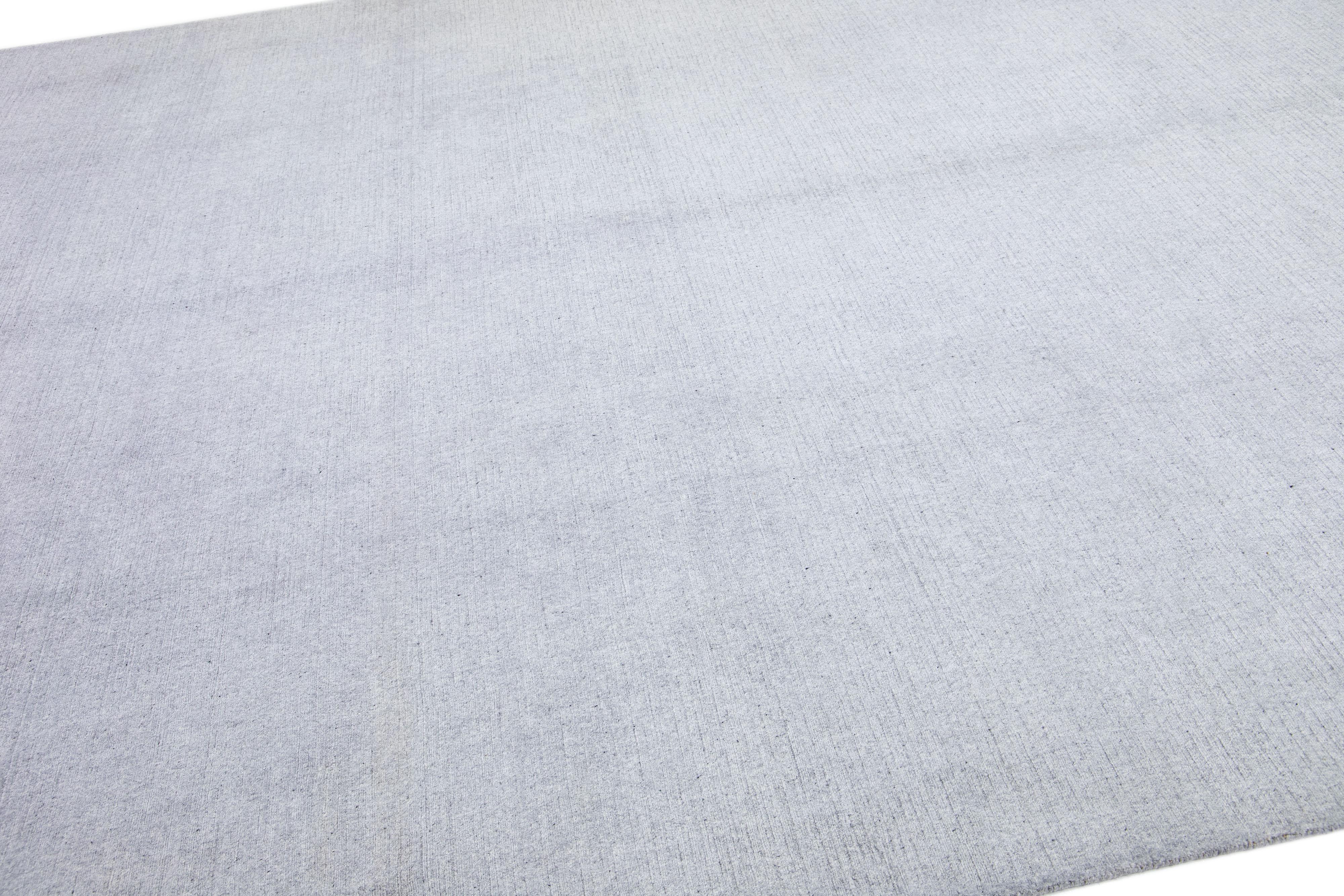Zeitgenössischer solider grauer handgefertigter Teppich aus Wolle und Seide  (Moderne) im Angebot