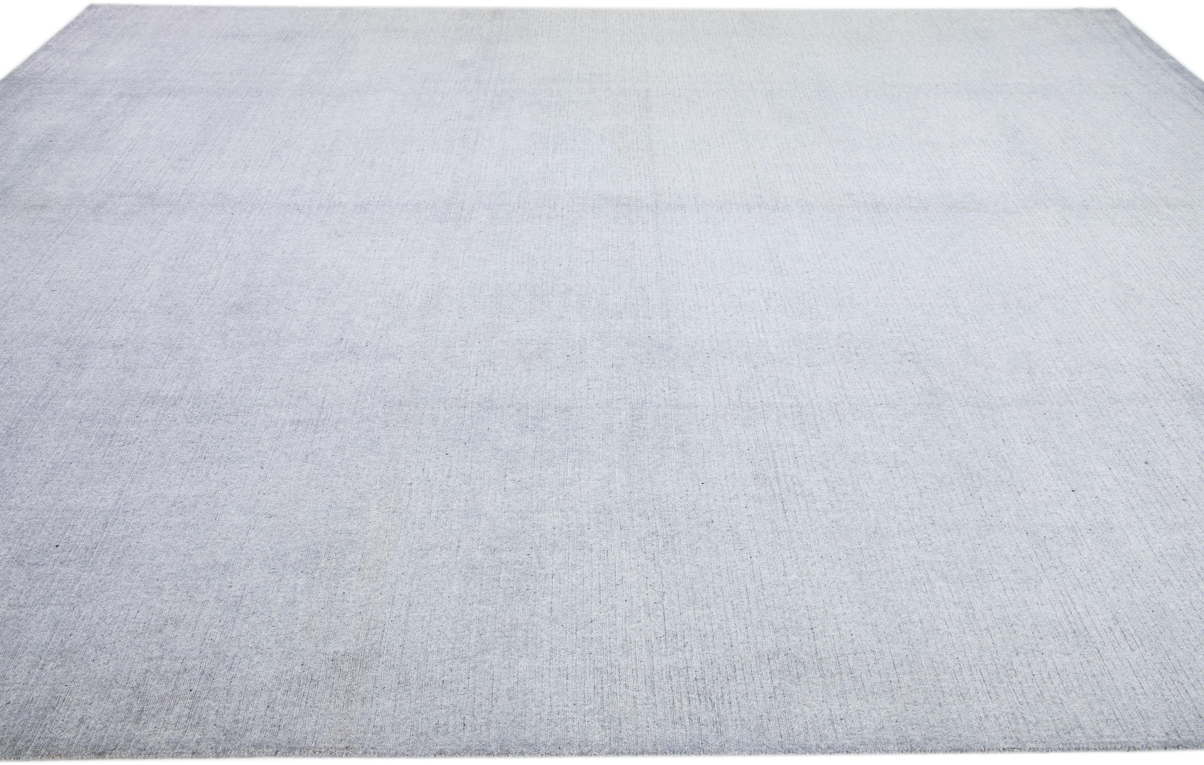 Zeitgenössischer solider grauer handgefertigter Teppich aus Wolle und Seide  (Afghanisch) im Angebot