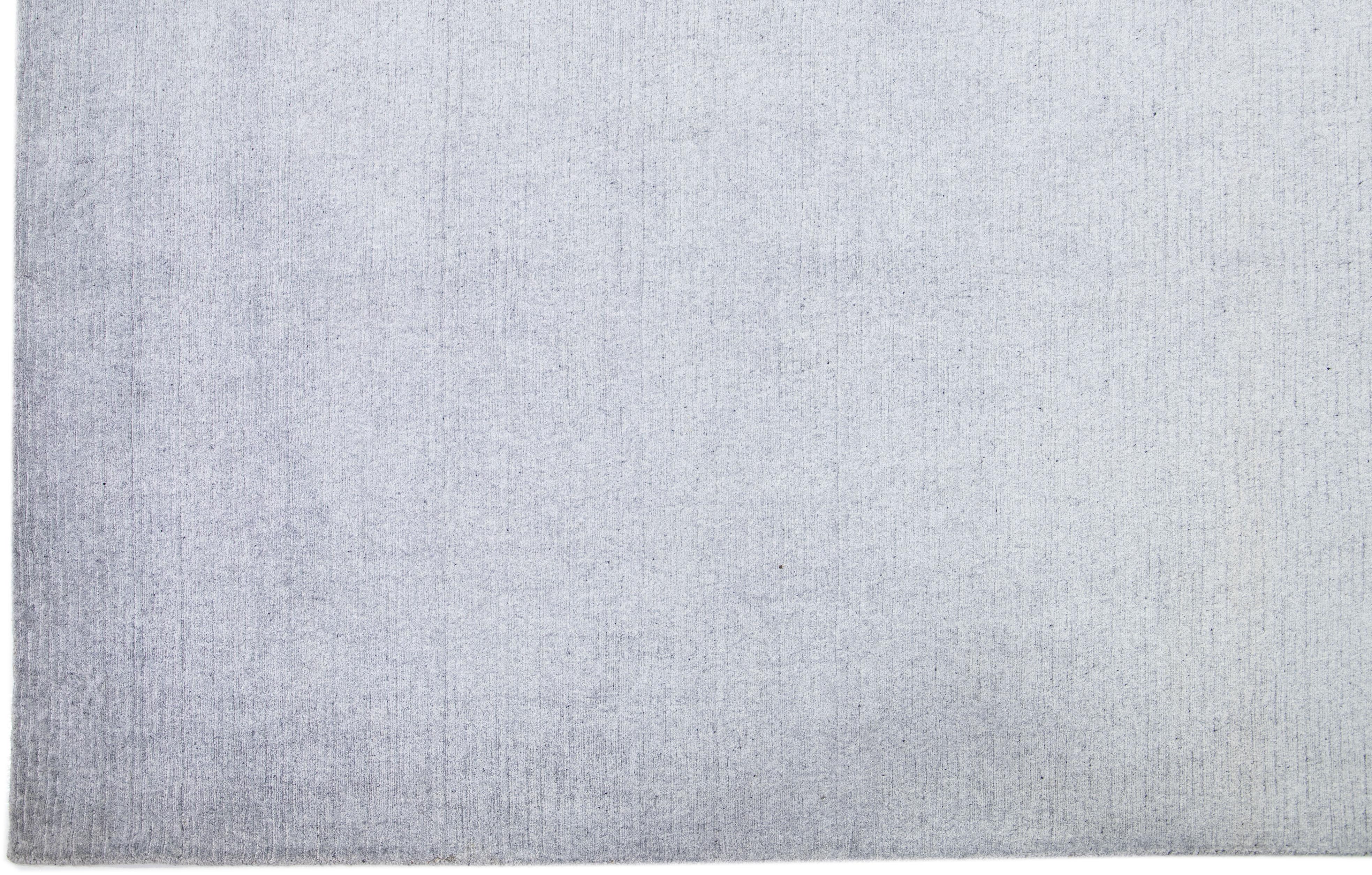 Zeitgenössischer solider grauer handgefertigter Teppich aus Wolle und Seide  (Handgeknüpft) im Angebot