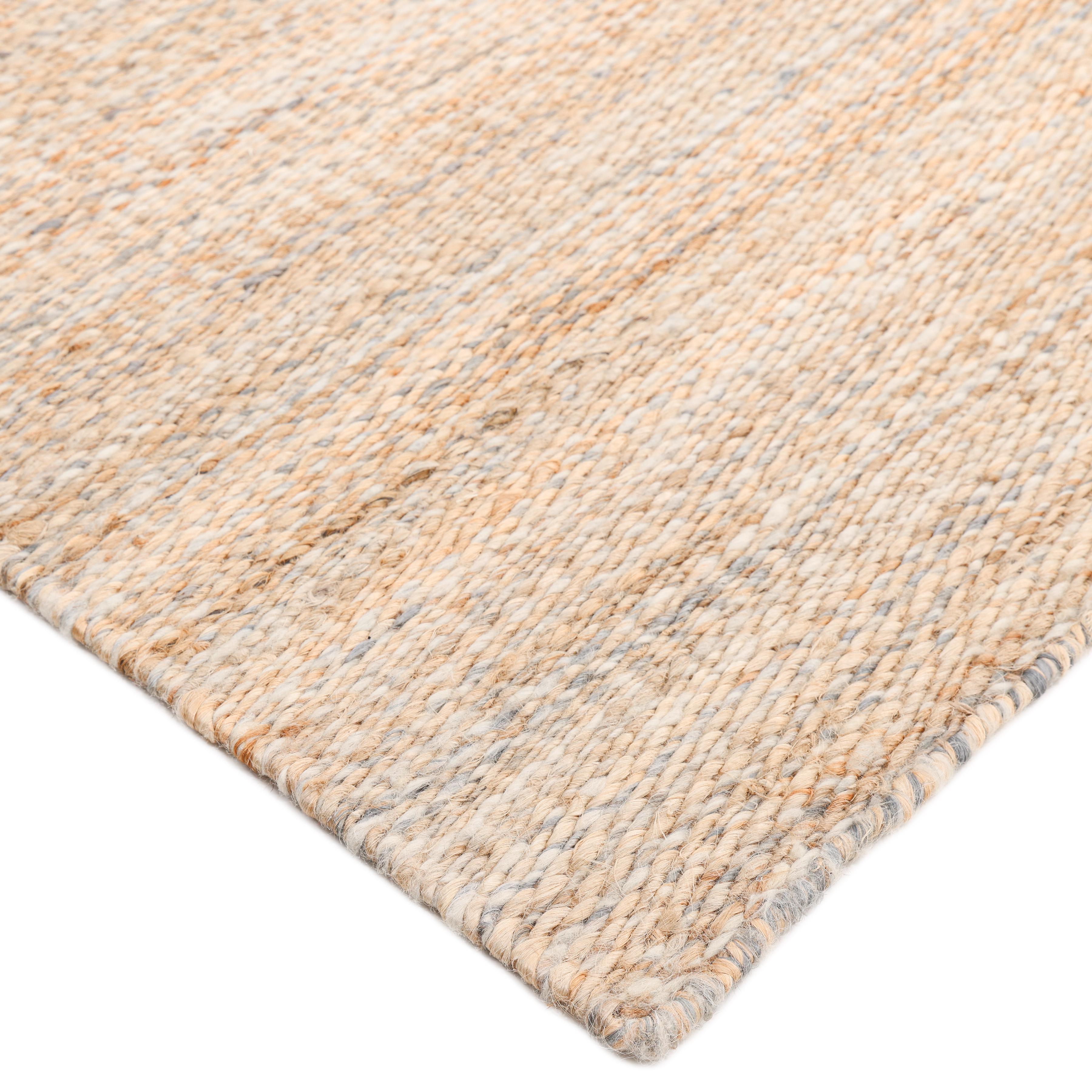 La collezione Transitional Jute, che unisce tradizione e modernità, è caratterizzata da tappeti che sono un esempio di versatilità. Morbidi sotto i piedi e con una piacevole combinazione di texture, questi tappeti di ispirazione vintage aggiungono