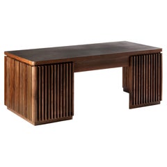 Contemporary, Nussbaum massiv und schwarzes Leder, handgefertigter Ante Desk von Tim Vranken