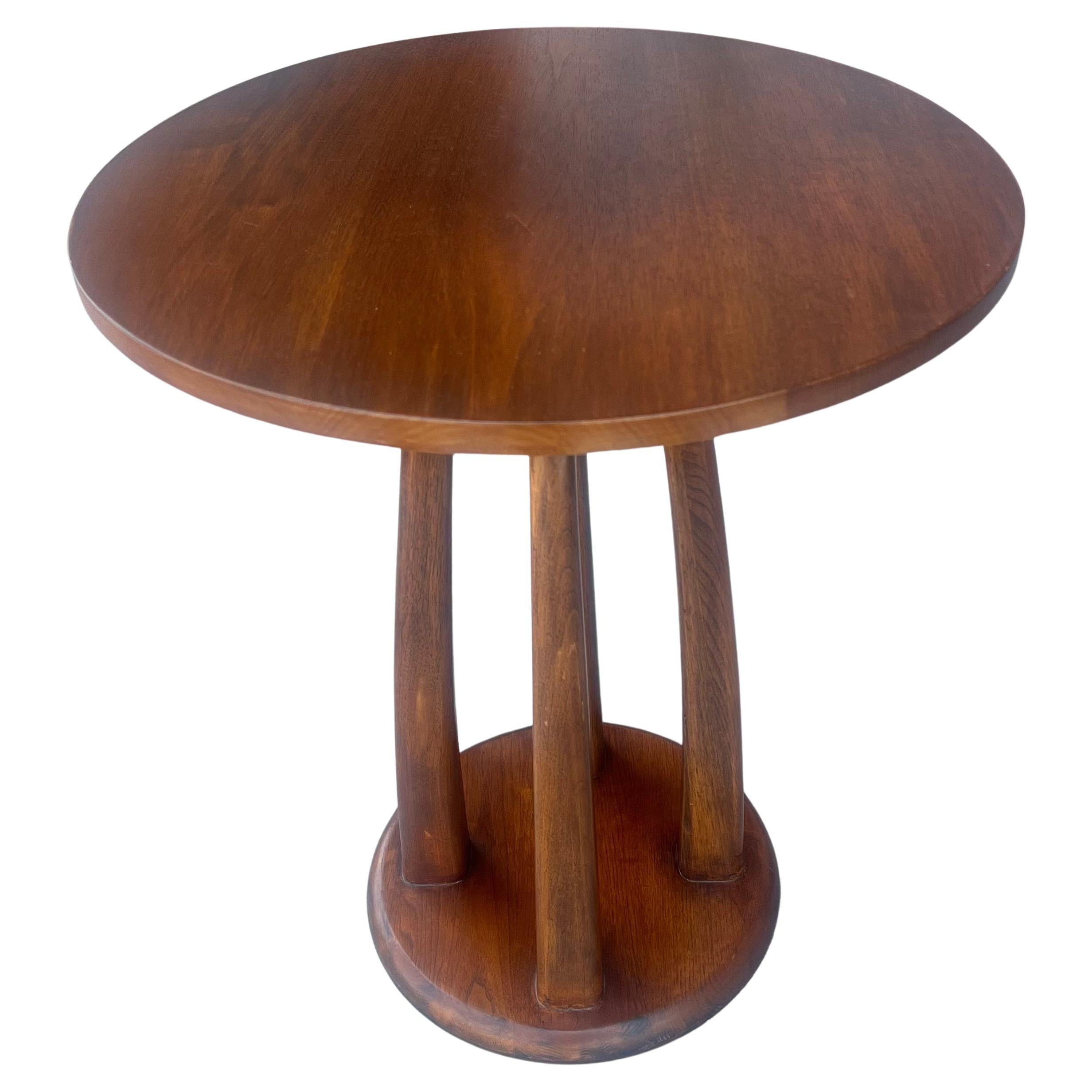 Schöner Cocktailtisch aus massivem Walnussholz von Maria Yee, ca. 2005, sehr schöner Zustand, schöne Konstruktion, massives Walnussholz, stabiles, einfaches, elegantes Design.