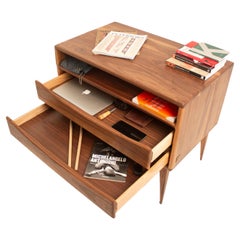 Contemporary Nachttisch oder Konsolentisch aus massivem Nussbaumholz mit Schublade - Handcrafted