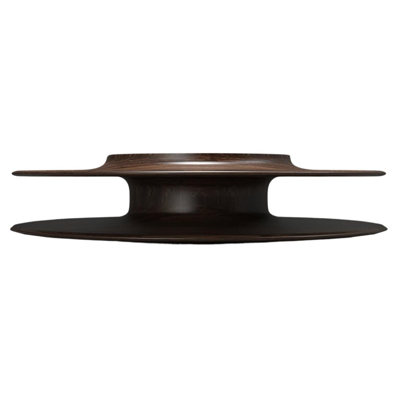 Contemporary Perry Cocktail Table aus massivem Nussbaumholz mit Marmorplatteneinsatz