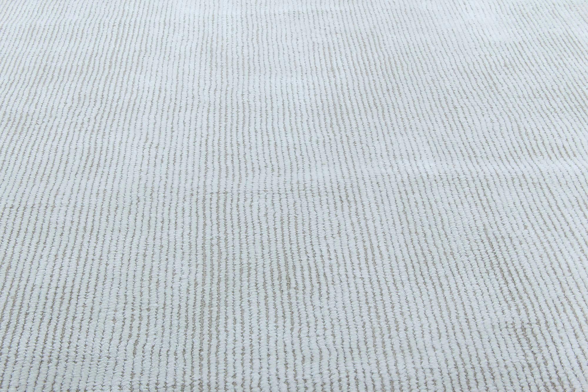Noué à la main Contemporary Solid White, Beige and Grey Handmade Wool Rug by Doris Leslie Blau en vente