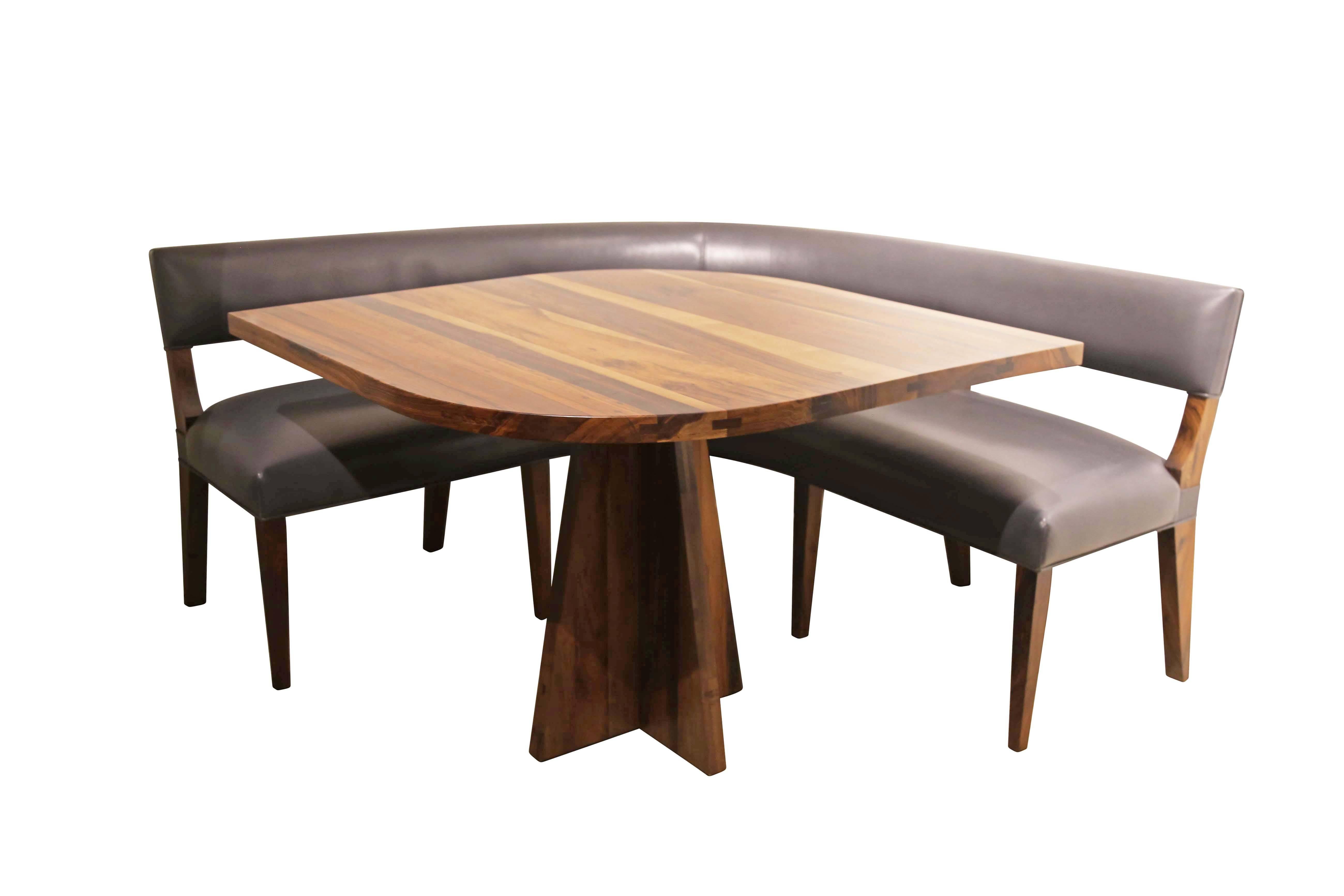 La table Luca est l'une des pièces les plus emblématiques et les plus demandées de Costantini. Ce dessus en forme de goutte d'eau en fait le pendant parfait d'un stand comme notre modèle Bruno présenté ci-dessus. 

Présenté en palissandre