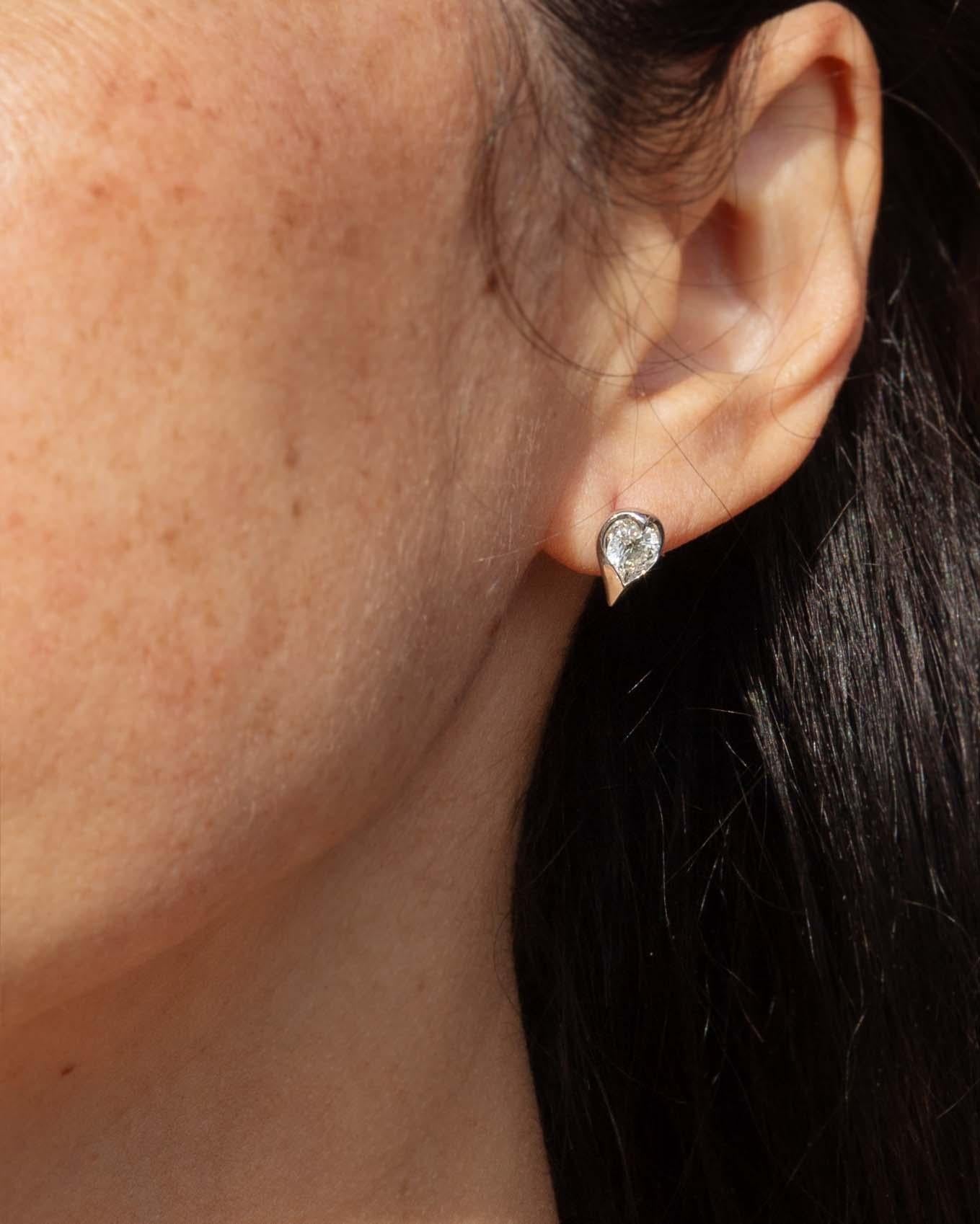Eleganza dell'amore con le borchie a cuore con diamante Bianca, splendidamente realizzate in oro bianco 18 carati. Due diamanti rotondi taglio brillante per un totale di circa 1,00 carati, con colore da I a J e purezza VS, irradiano una morbida